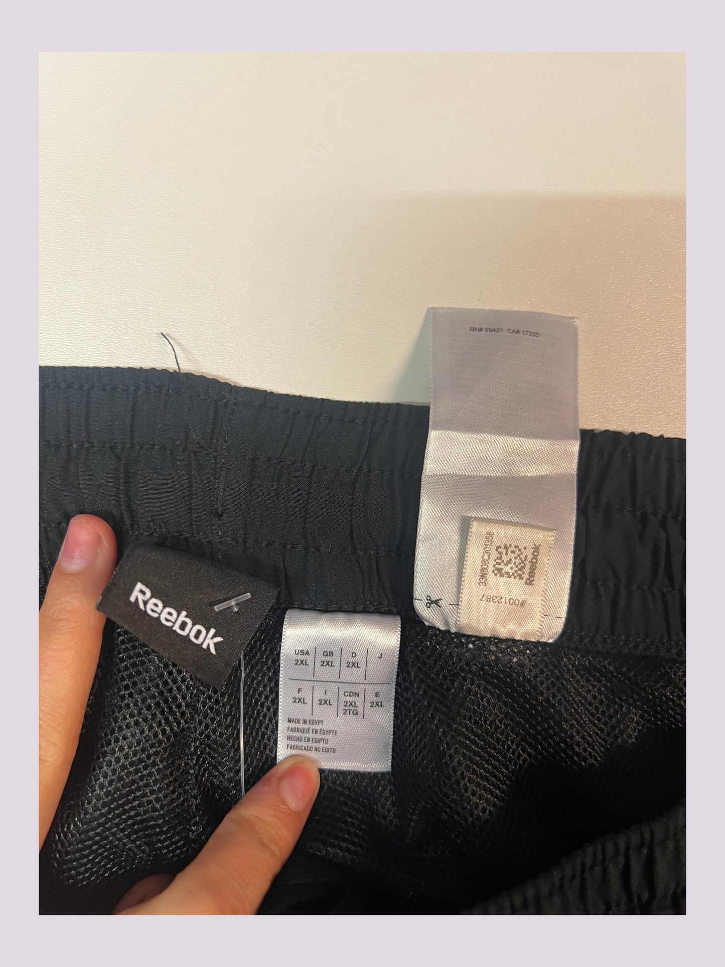 Entdecke unsere Vintage Track Pants von Nike und anderen Marken, erhältlich bei Valuxery.de - Dein Shop für trendige Vintage - Kleidung. Unsere Track Pants sind aus hochwertigen Materialien und