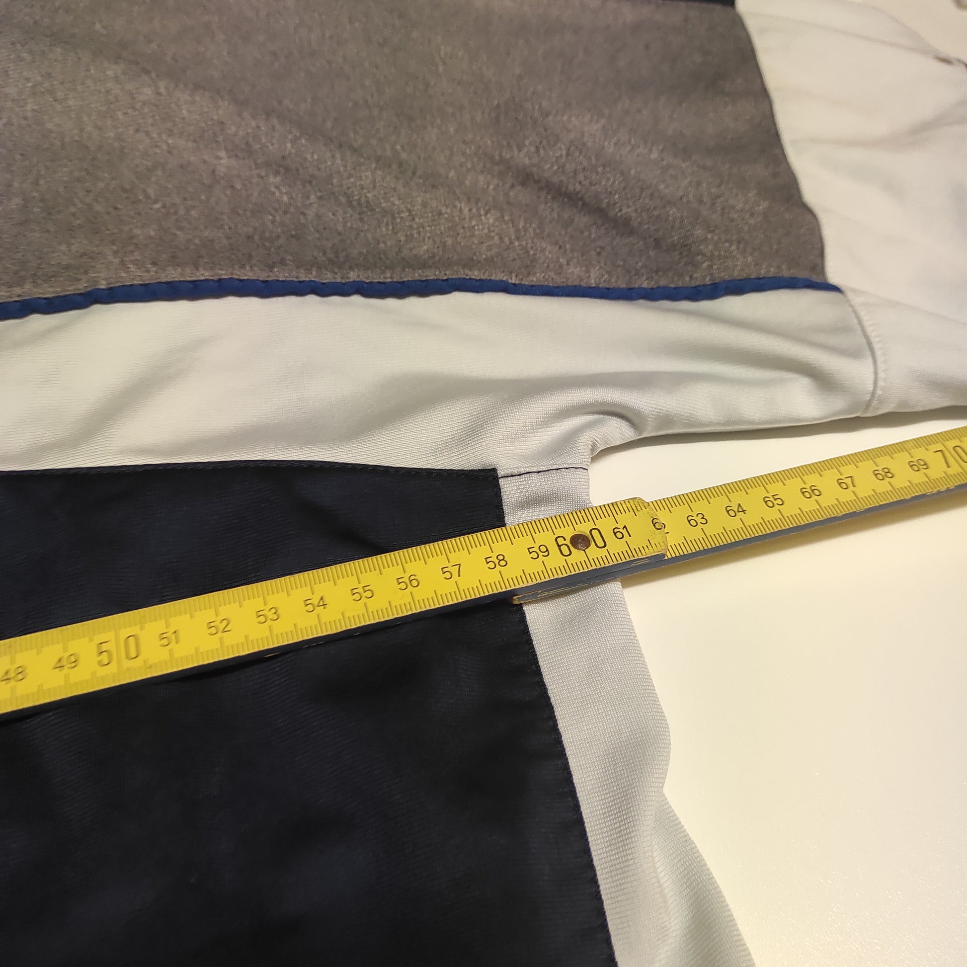 Entdecke unsere Vintage Track Pants von Nike und anderen Marken, erhältlich bei Valuxery.de - Dein Shop für trendige Vintage - Kleidung. Unsere Track Pants sind aus hochwertigen Materialien und