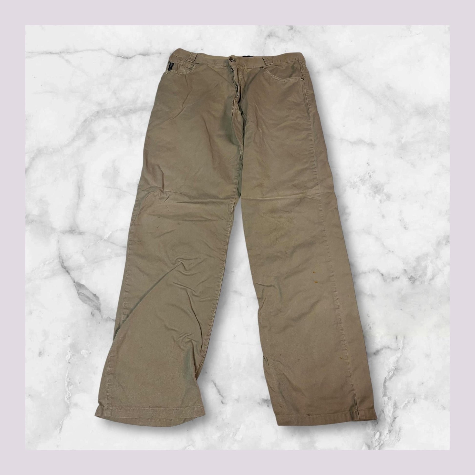 Entdecke unsere Vintage Track Pants von Nike und anderen Marken, erhältlich bei Valuxery.de - Dein Shop für trendige Vintage - Kleidung. Unsere Track Pants sind aus hochwertigen Materialien und