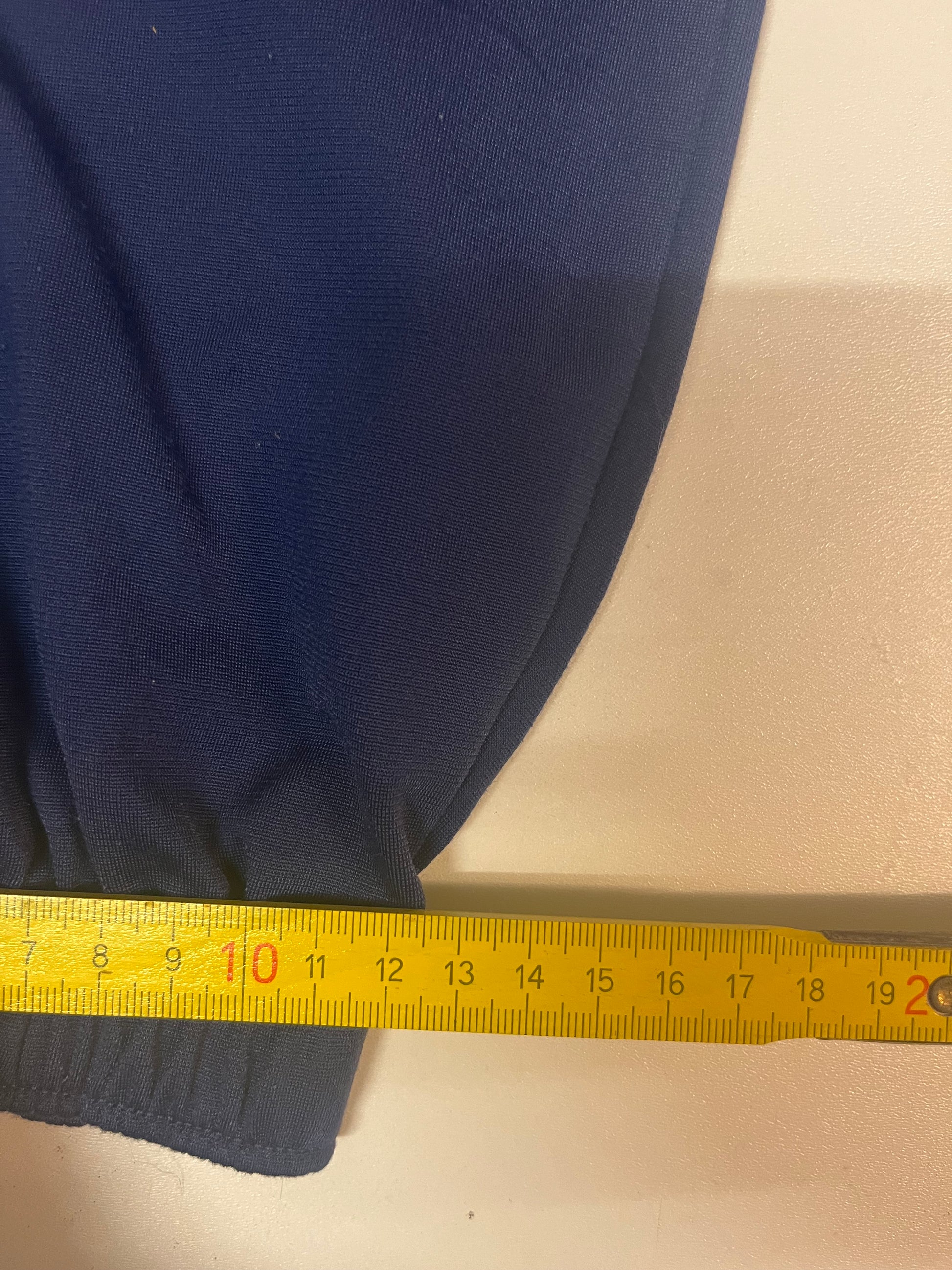 Entdecke unsere Vintage Track Pants von Nike und anderen Marken, erhältlich bei Valuxery.de - Dein Shop für trendige Vintage - Kleidung. Unsere Track Pants sind aus hochwertigen Materialien und