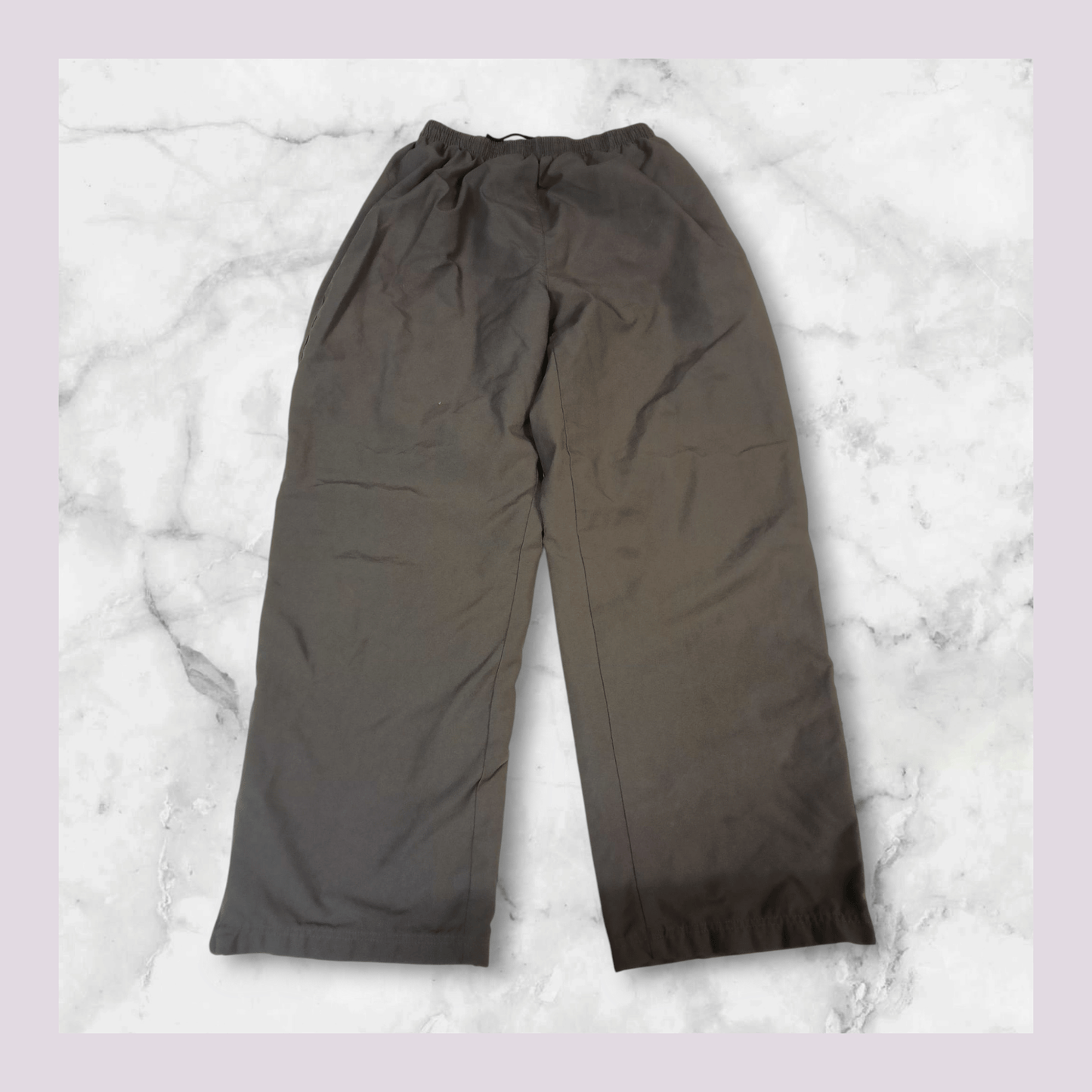 Entdecke unsere Vintage Track Pants von Nike und anderen Marken, erhältlich bei Valuxery.de - Dein Shop für trendige Vintage - Kleidung. Unsere Track Pants sind aus hochwertigen Materialien und