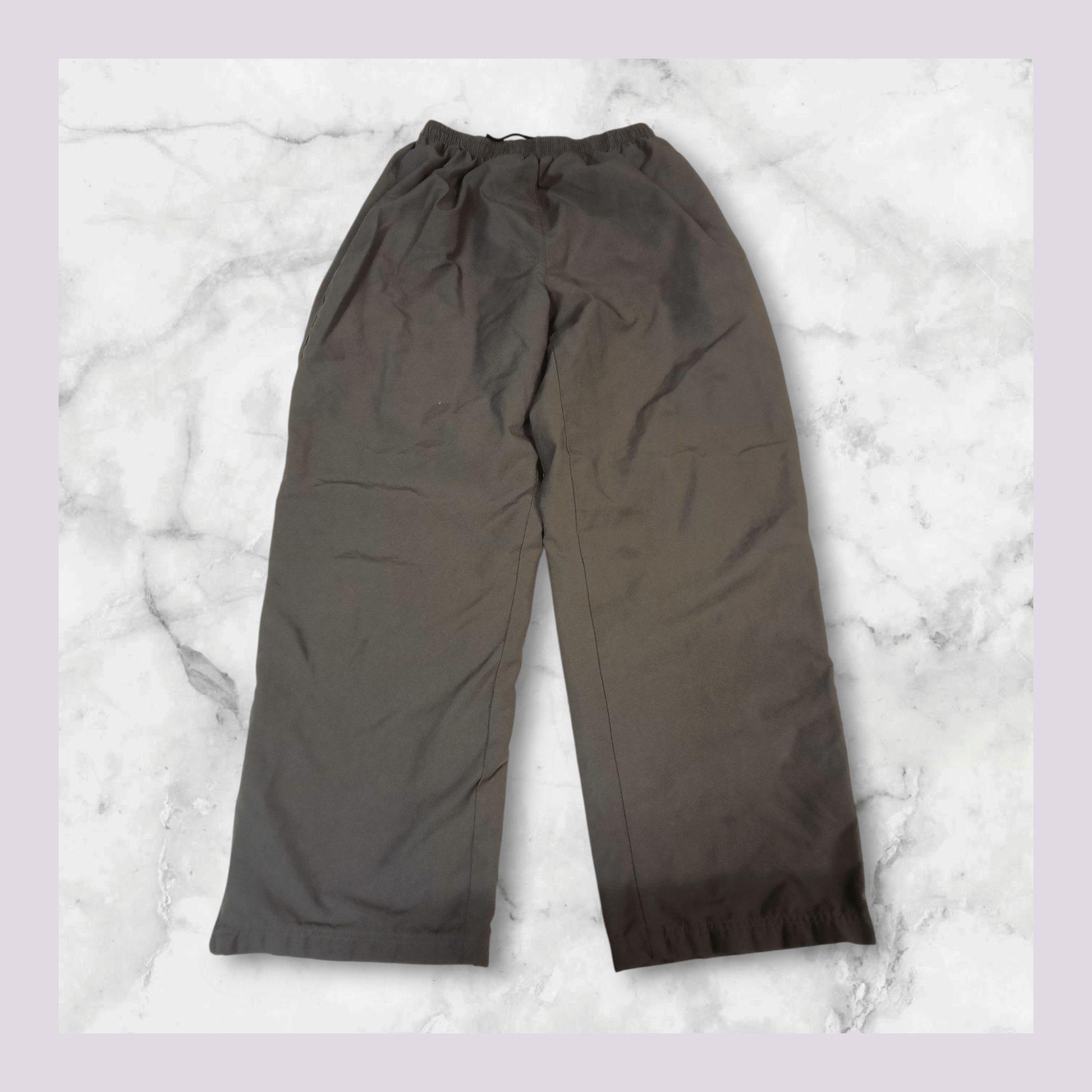 Entdecke unsere Vintage Track Pants von Nike und anderen Marken, erhältlich bei Valuxery.de - Dein Shop für trendige Vintage - Kleidung. Unsere Track Pants sind aus hochwertigen Materialien und