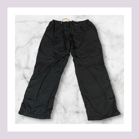 Entdecke unsere Vintage Track Pants von Nike und anderen Marken, erhältlich bei Valuxery.de - Dein Shop für trendige Vintage - Kleidung. Unsere Track Pants sind aus hochwertigen Materialien und