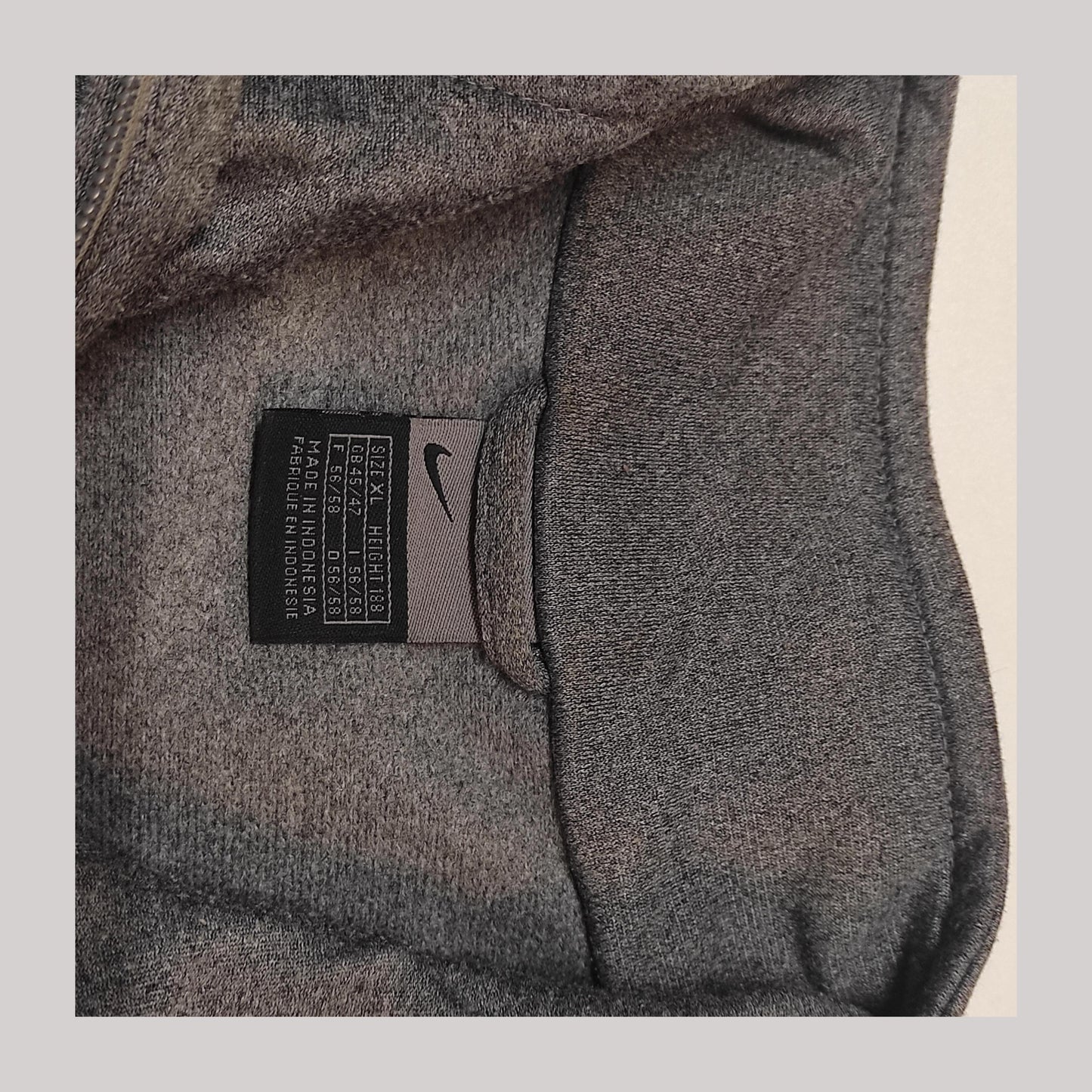 Entdecke unsere Vintage Track Pants von Nike und anderen Marken, erhältlich bei Valuxery.de - Dein Shop für trendige Vintage - Kleidung. Unsere Track Pants sind aus hochwertigen Materialien und