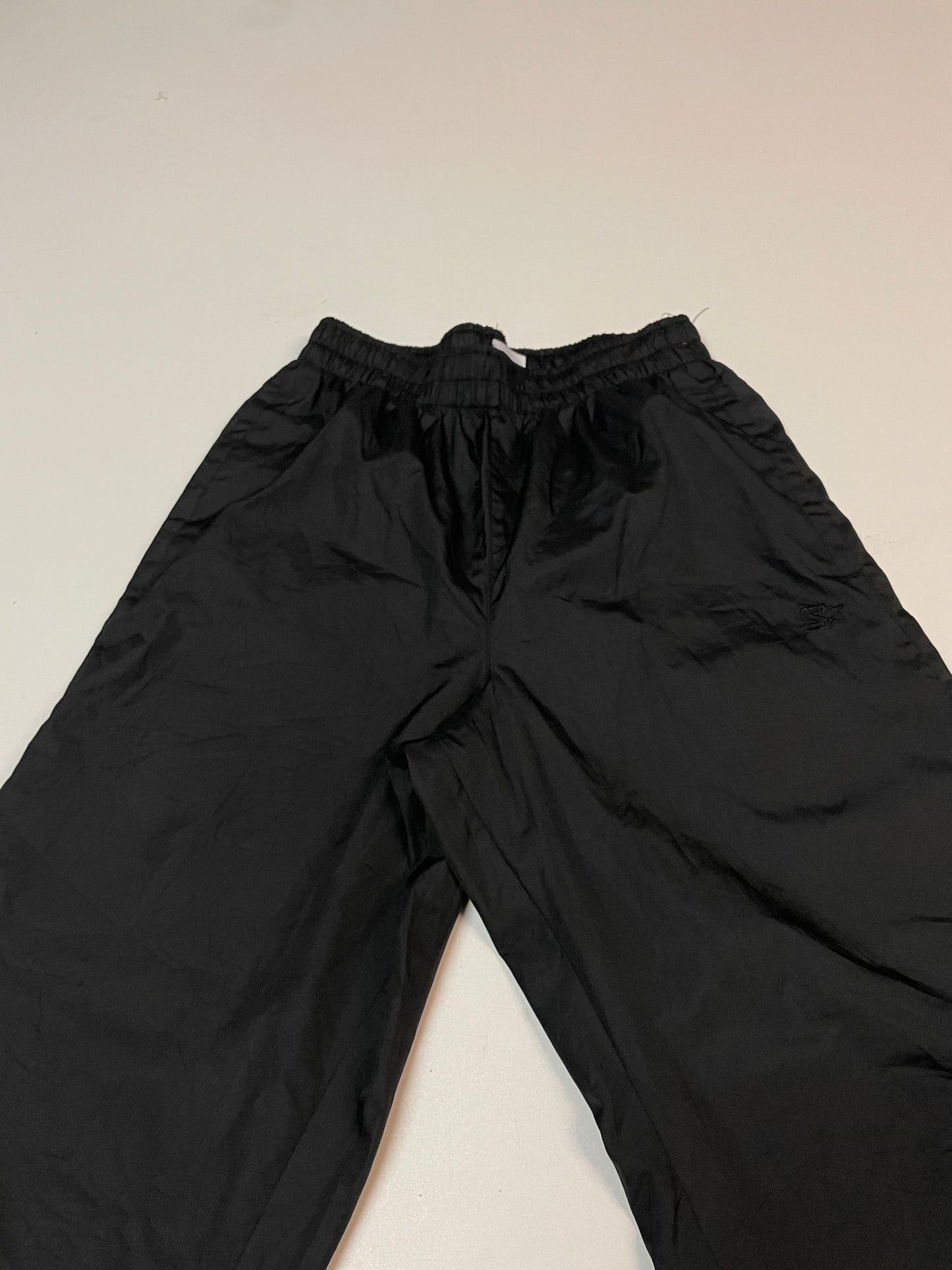 Entdecke unsere Vintage Track Pants von Nike und anderen Marken, erhältlich bei Valuxery.de - Dein Shop für trendige Vintage - Kleidung. Unsere Track Pants sind aus hochwertigen Materialien und
