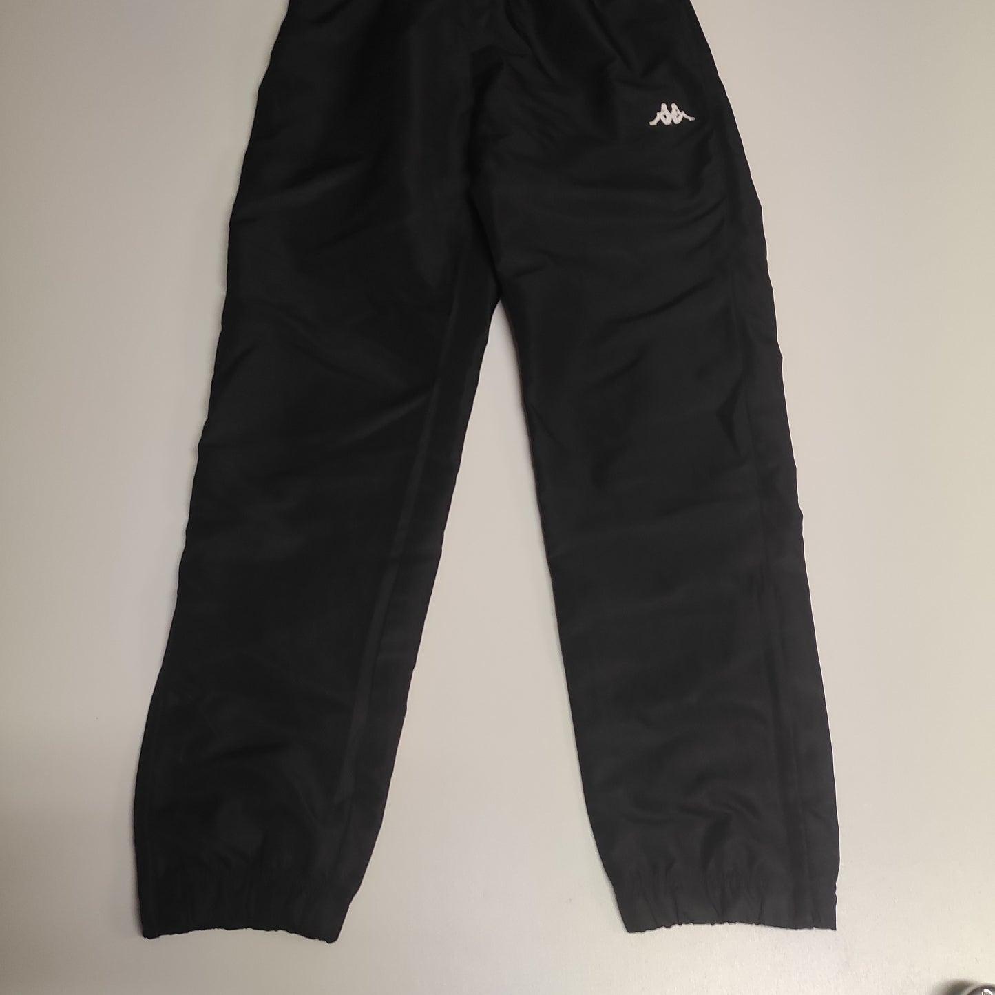 Entdecke unsere Vintage Track Pants von Nike und anderen Marken, erhältlich bei Valuxery.de - Dein Shop für trendige Vintage - Kleidung. Unsere Track Pants sind aus hochwertigen Materialien und