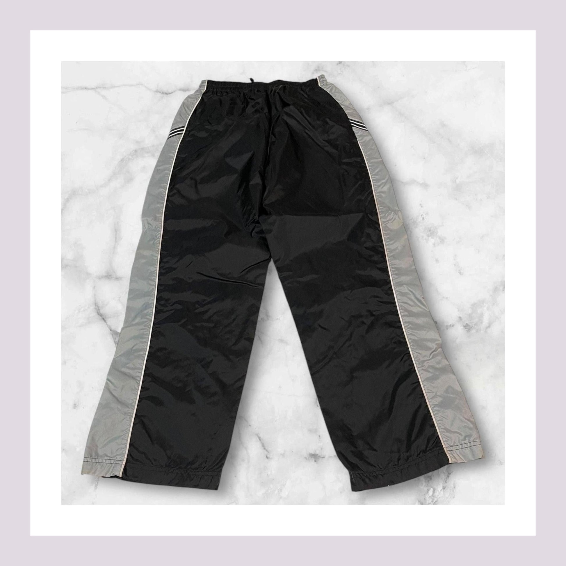 Entdecke unsere Vintage Track Pants von Nike und anderen Marken, erhältlich bei Valuxery.de - Dein Shop für trendige Vintage - Kleidung. Unsere Track Pants sind aus hochwertigen Materialien und