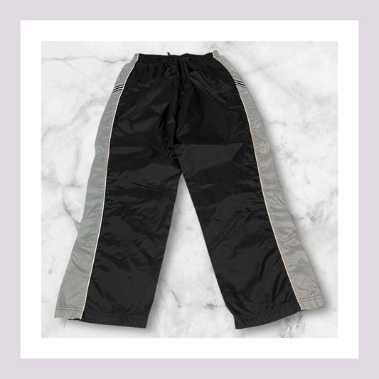 Entdecke unsere Vintage Track Pants von Nike und anderen Marken, erhältlich bei Valuxery.de - Dein Shop für trendige Vintage - Kleidung. Unsere Track Pants sind aus hochwertigen Materialien und