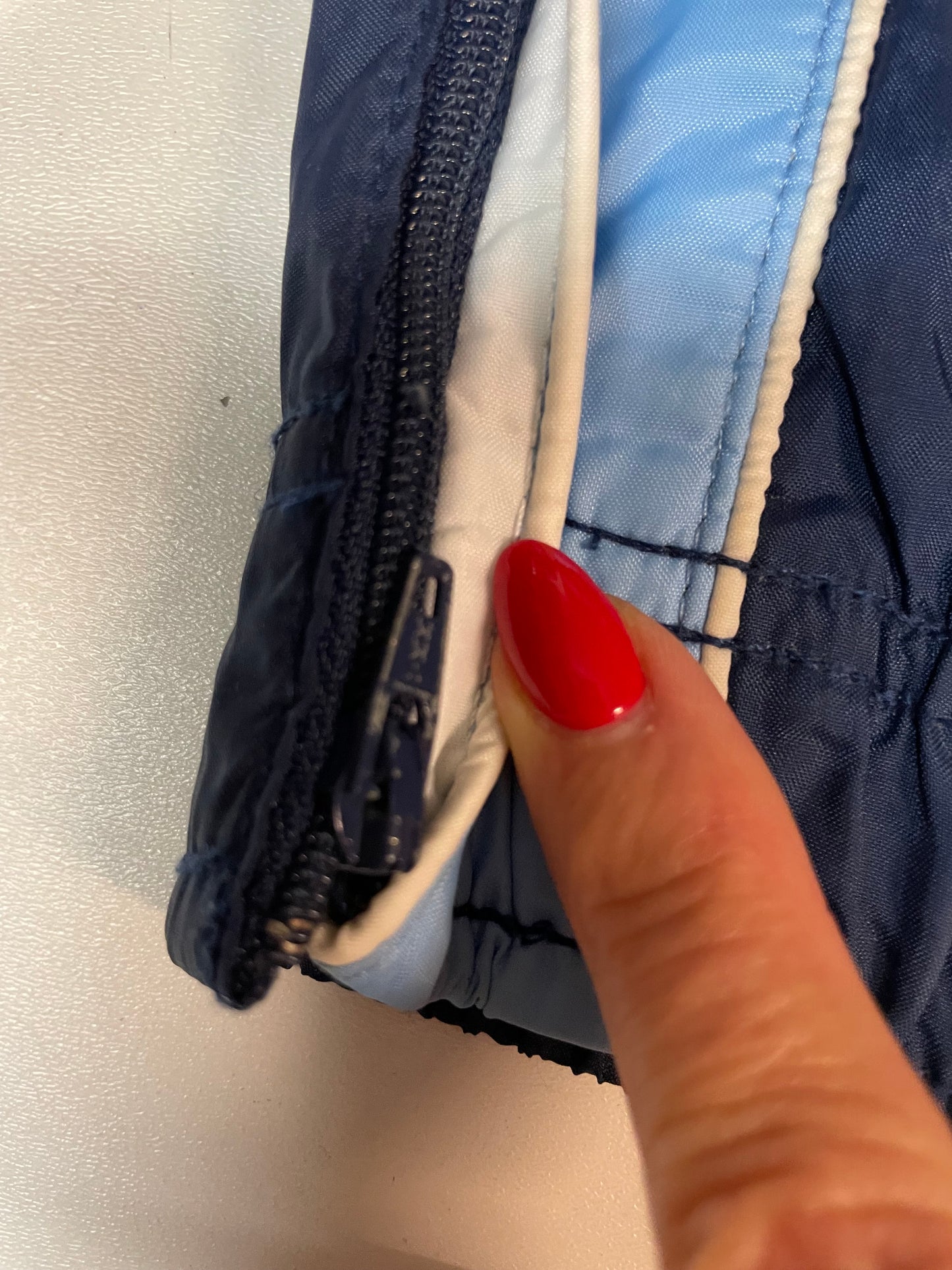 Entdecke unsere Vintage Track Pants von Nike und anderen Marken, erhältlich bei Valuxery.de - Dein Shop für trendige Vintage - Kleidung. Unsere Track Pants sind aus hochwertigen Materialien und