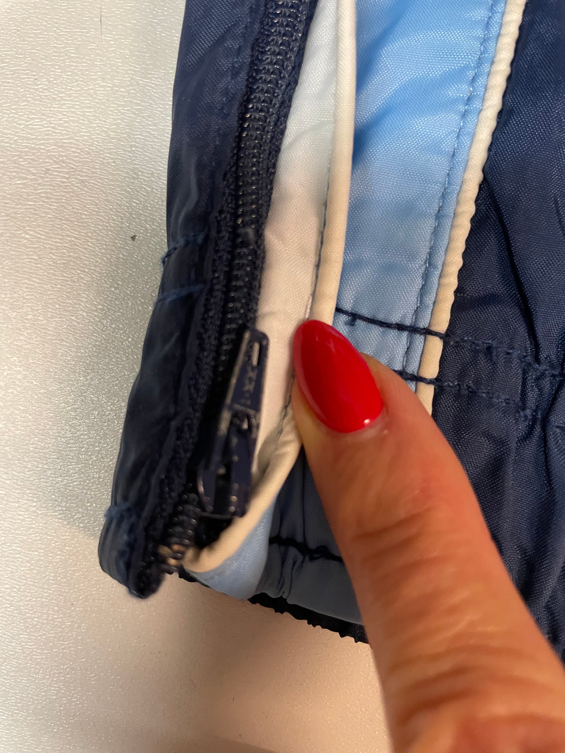 Entdecke unsere Vintage Track Pants von Nike und anderen Marken, erhältlich bei Valuxery.de - Dein Shop für trendige Vintage - Kleidung. Unsere Track Pants sind aus hochwertigen Materialien und