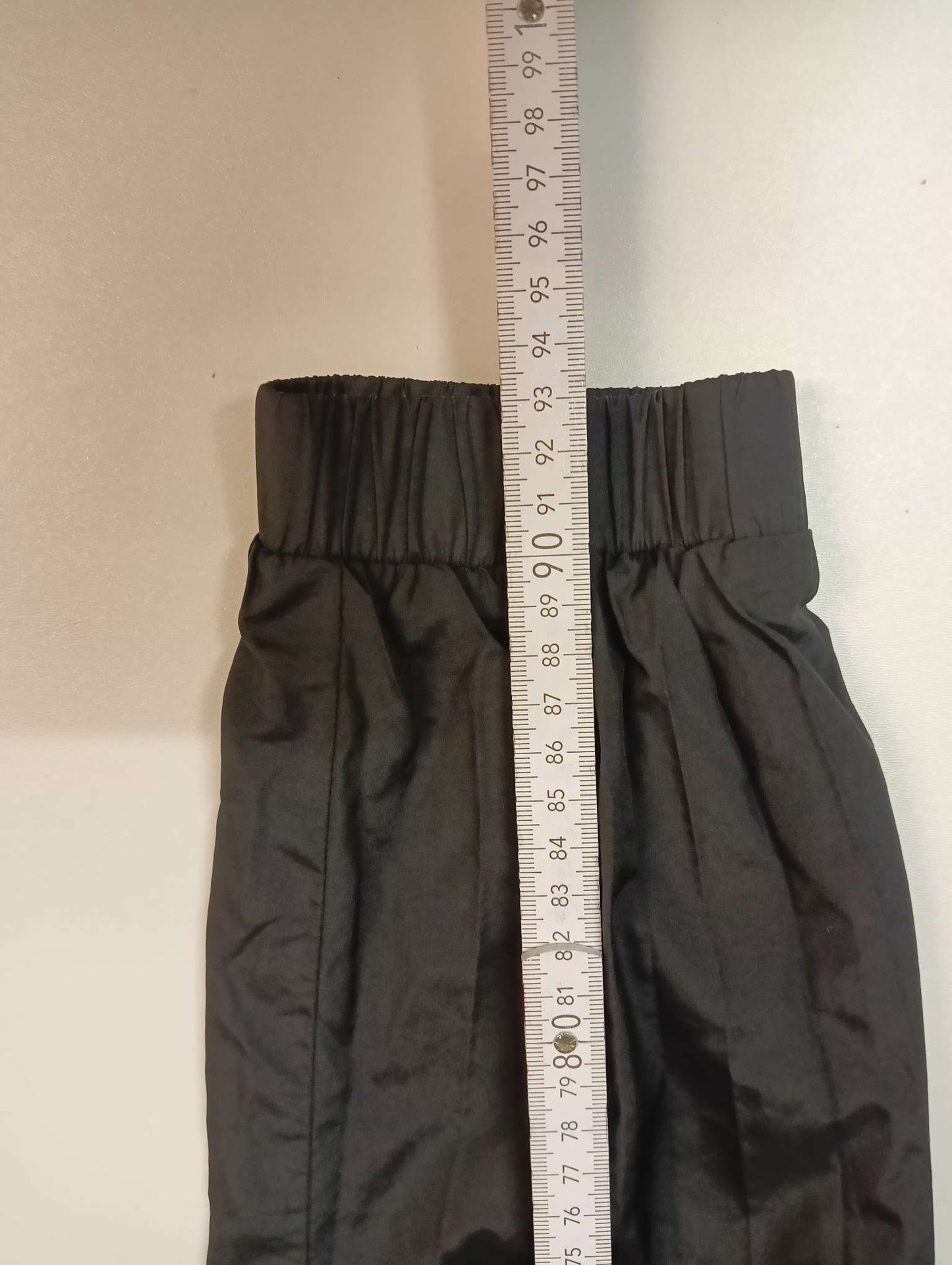 Entdecke unsere Vintage Track Pants von Nike und anderen Marken, erhältlich bei Valuxery.de - Dein Shop für trendige Vintage - Kleidung. Unsere Track Pants sind aus hochwertigen Materialien und