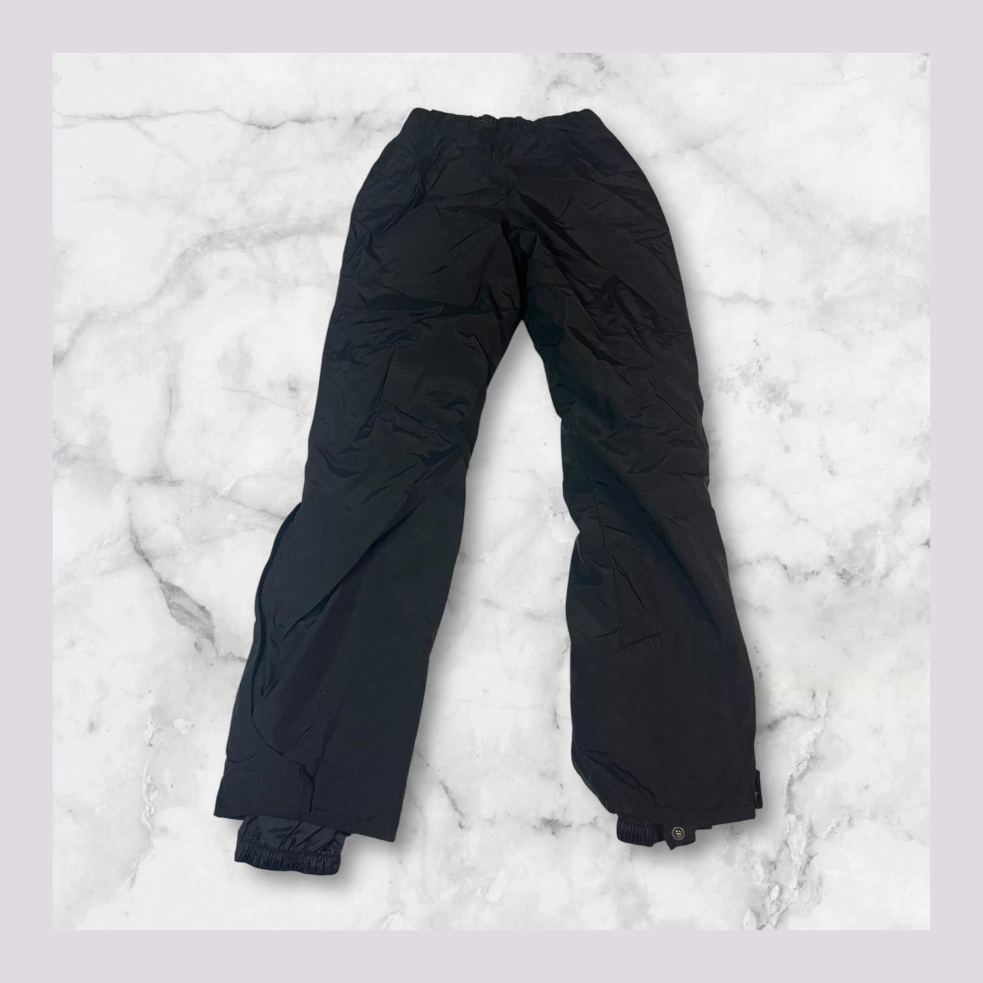 Entdecke unsere Vintage Track Pants von Nike und anderen Marken, erhältlich bei Valuxery.de - Dein Shop für trendige Vintage - Kleidung. Unsere Track Pants sind aus hochwertigen Materialien und