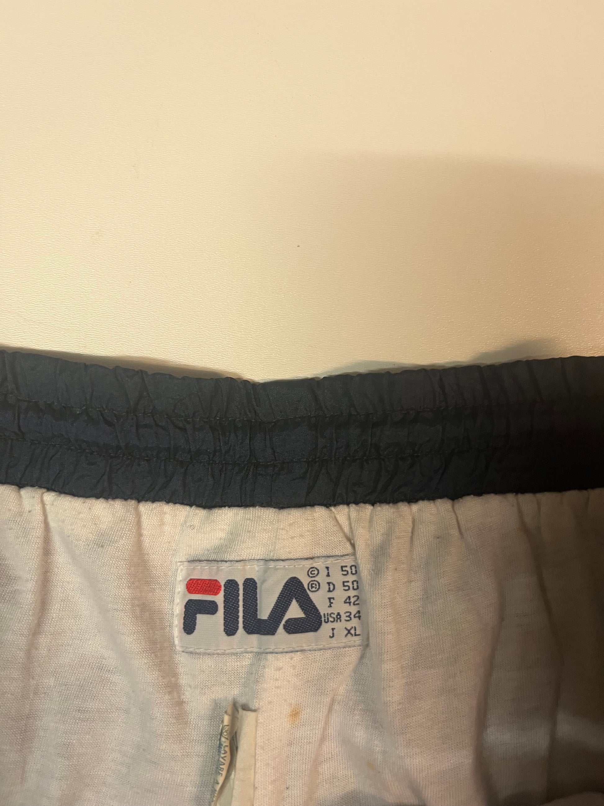 Entdecke unsere Vintage Track Pants von Nike und anderen Marken, erhältlich bei Valuxery.de - Dein Shop für trendige Vintage - Kleidung. Unsere Track Pants sind aus hochwertigen Materialien und