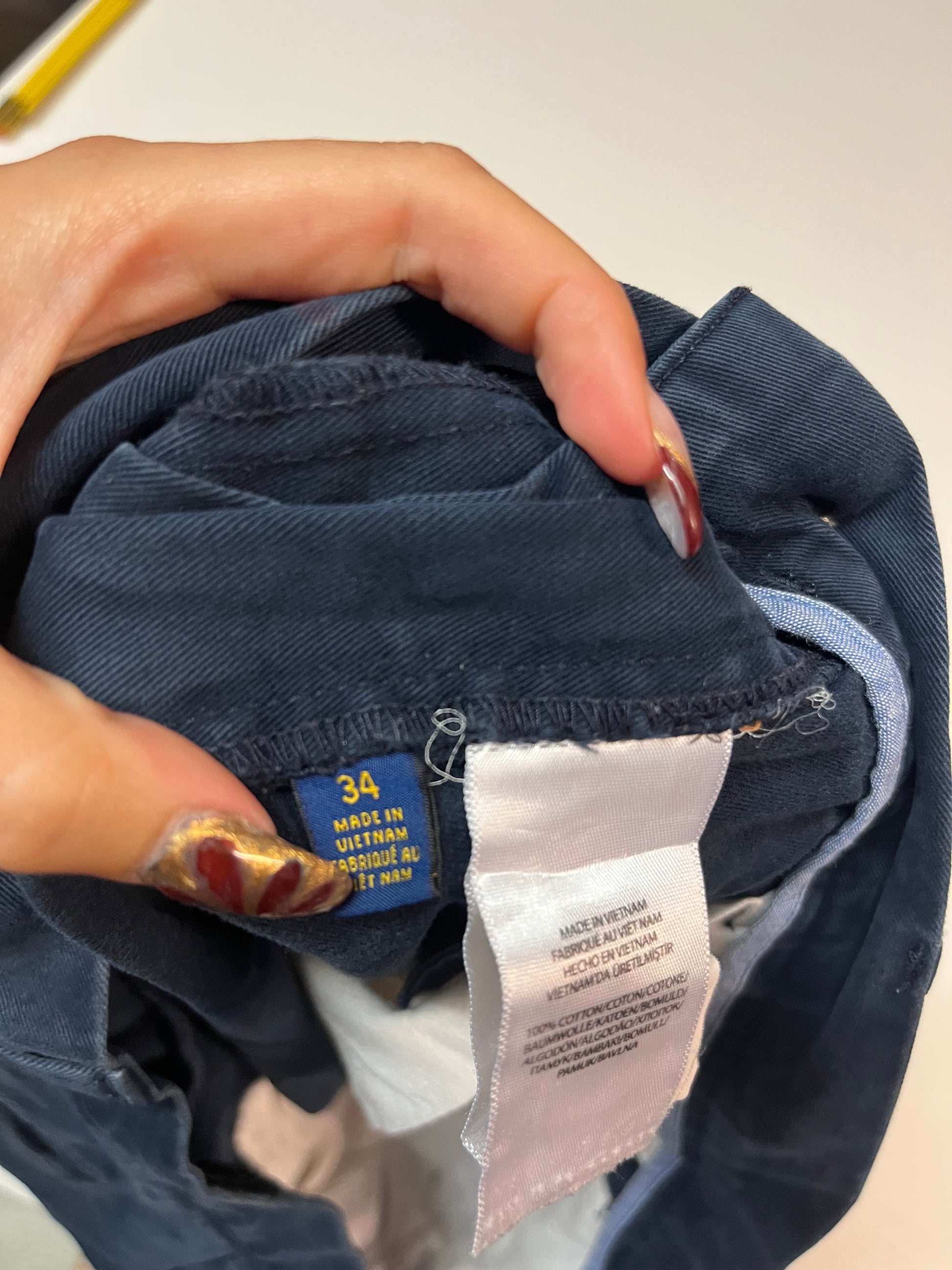 Entdecke unsere Vintage Track Pants von Nike und anderen Marken, erhältlich bei Valuxery.de - Dein Shop für trendige Vintage - Kleidung. Unsere Track Pants sind aus hochwertigen Materialien und