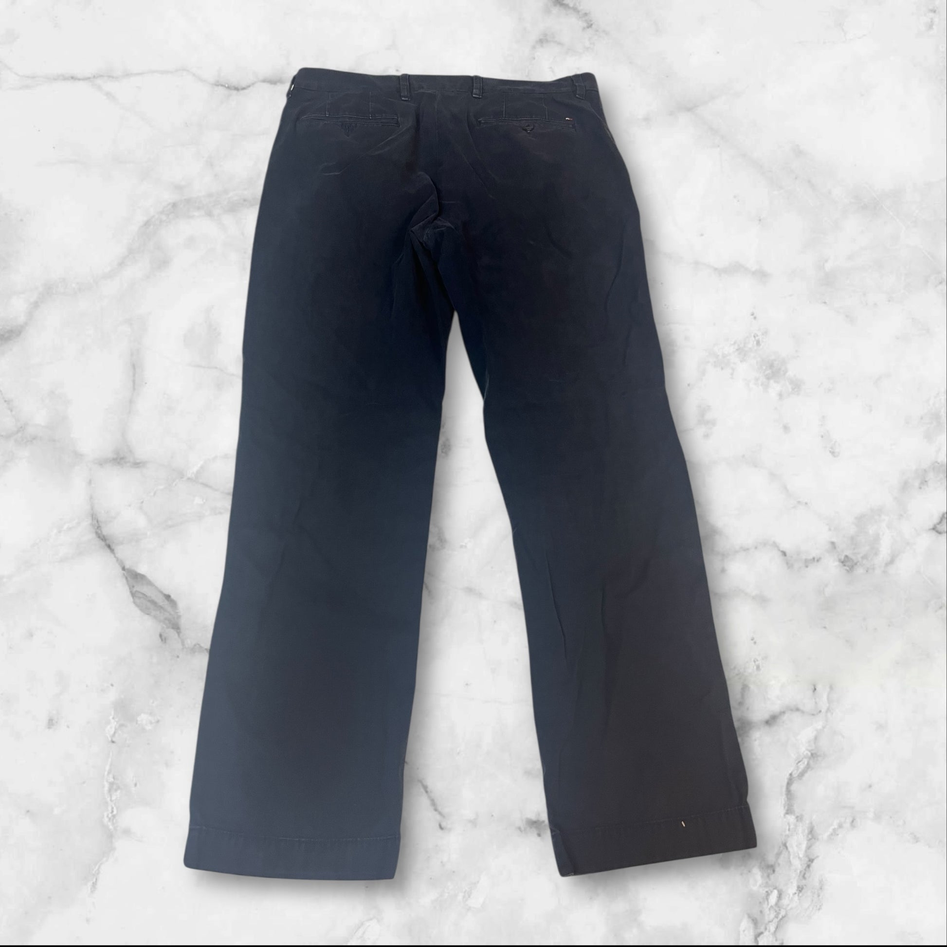 Entdecke unsere Vintage Track Pants von Nike und anderen Marken, erhältlich bei Valuxery.de - Dein Shop für trendige Vintage - Kleidung. Unsere Track Pants sind aus hochwertigen Materialien und