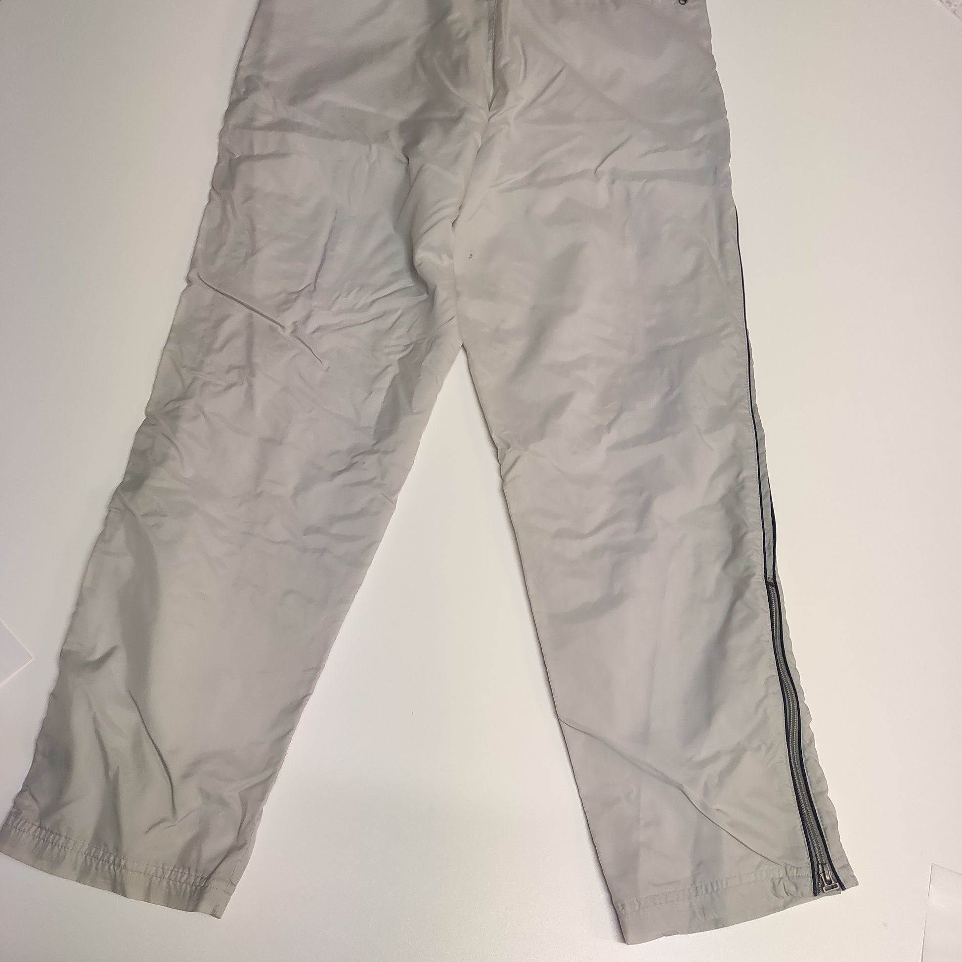 Entdecke unsere Vintage Track Pants von Nike und anderen Marken, erhältlich bei Valuxery.de - Dein Shop für trendige Vintage - Kleidung. Unsere Track Pants sind aus hochwertigen Materialien und
