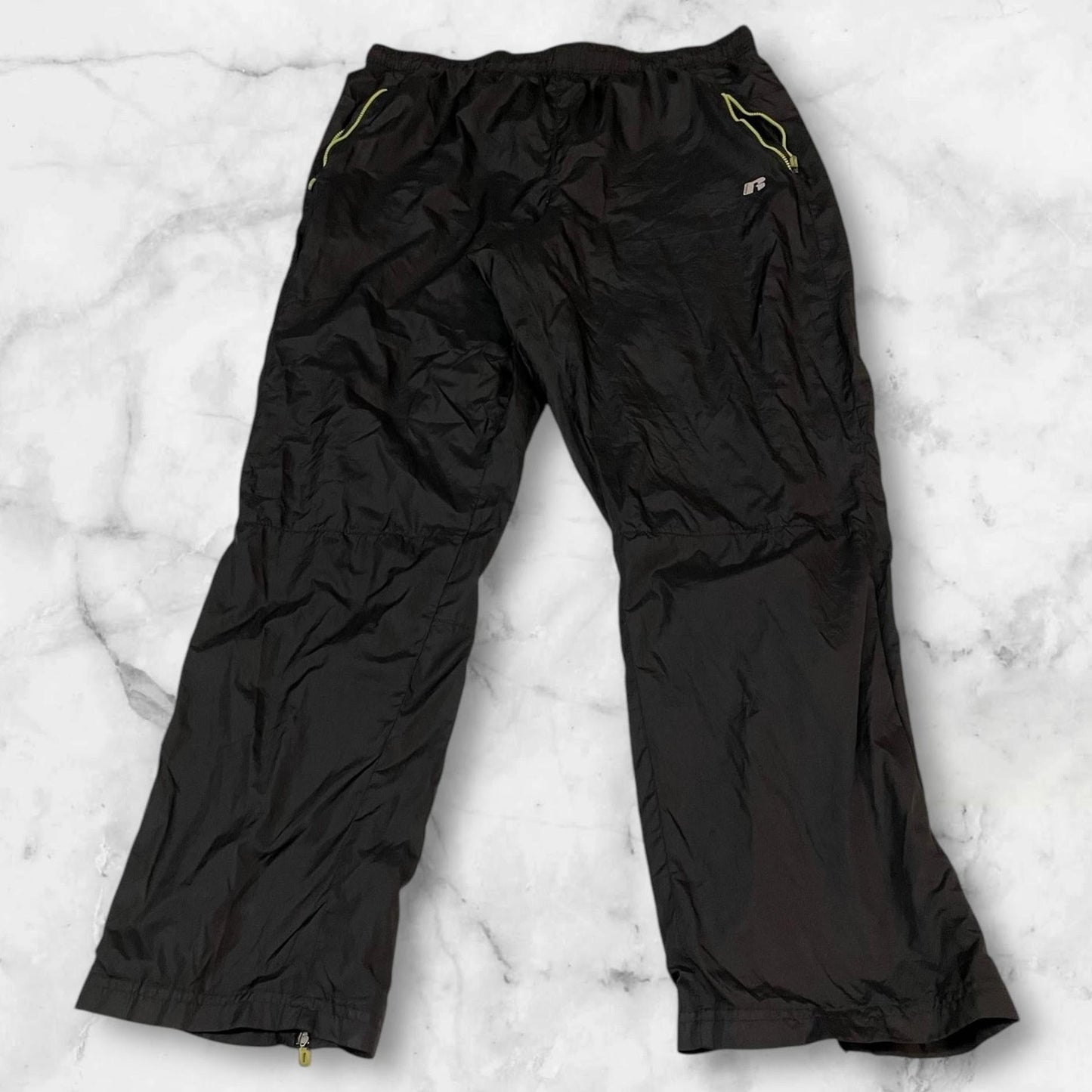 Entdecke unsere Vintage Track Pants von Nike und anderen Marken, erhältlich bei Valuxery.de - Dein Shop für trendige Vintage - Kleidung. Unsere Track Pants sind aus hochwertigen Materialien und