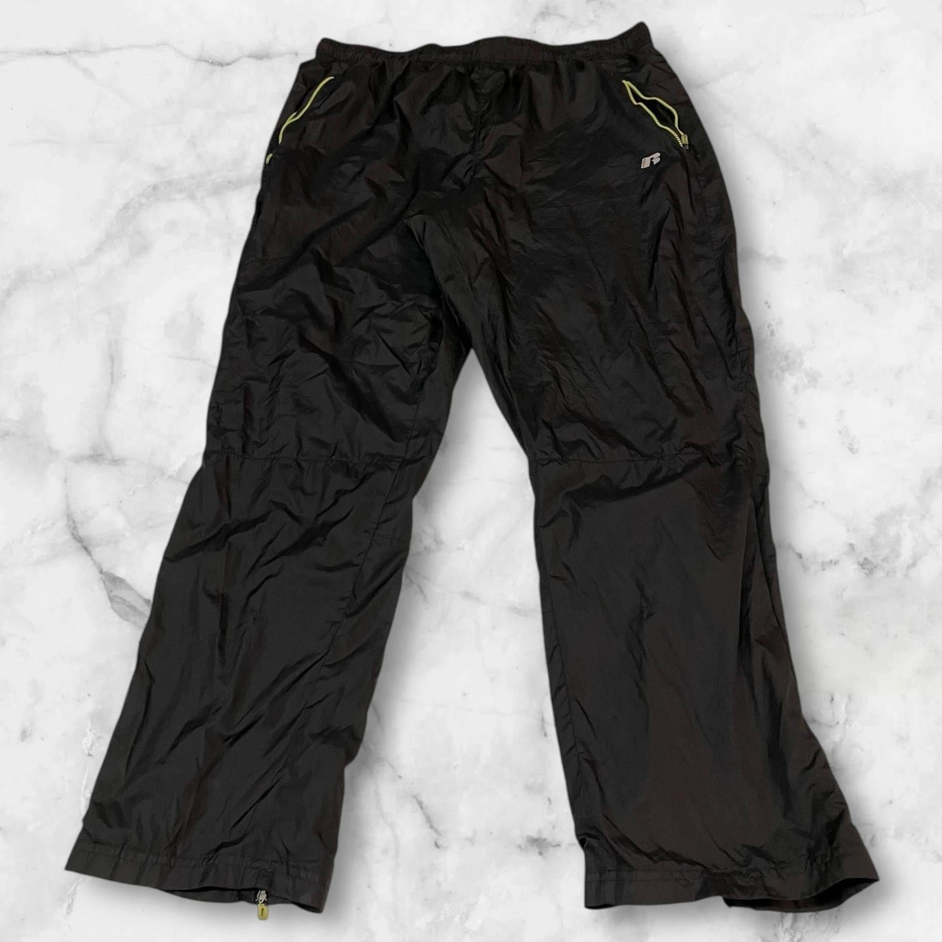 Entdecke unsere Vintage Track Pants von Nike und anderen Marken, erhältlich bei Valuxery.de - Dein Shop für trendige Vintage - Kleidung. Unsere Track Pants sind aus hochwertigen Materialien und