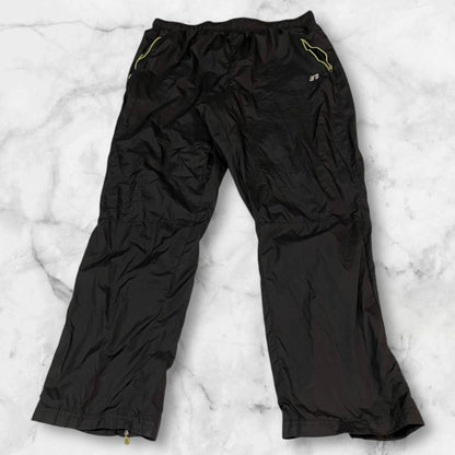 Entdecke unsere Vintage Track Pants von Nike und anderen Marken, erhältlich bei Valuxery.de - Dein Shop für trendige Vintage - Kleidung. Unsere Track Pants sind aus hochwertigen Materialien und