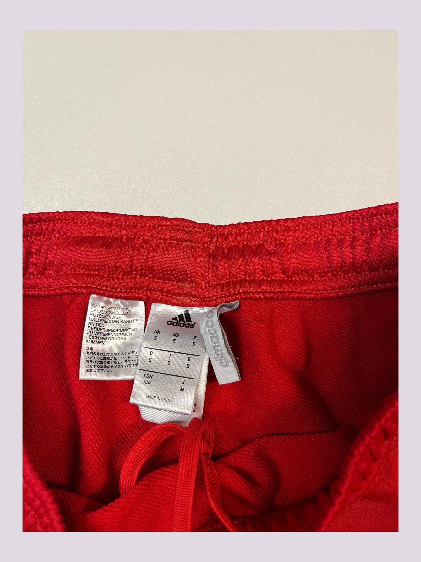 Entdecke unsere Vintage Track Pants von Nike und anderen Marken, erhältlich bei Valuxery.de - Dein Shop für trendige Vintage - Kleidung. Unsere Track Pants sind aus hochwertigen Materialien und