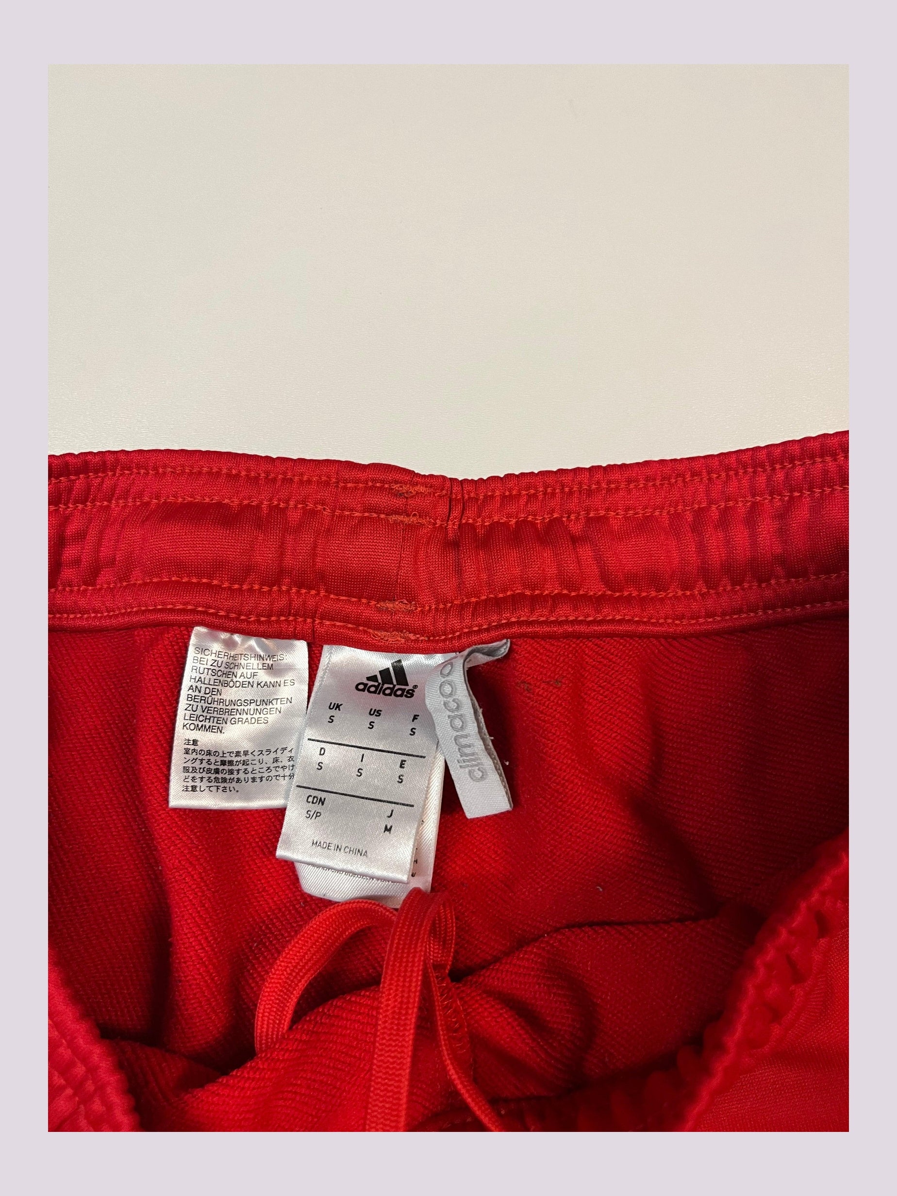 Entdecke unsere Vintage Track Pants von Nike und anderen Marken, erhältlich bei Valuxery.de - Dein Shop für trendige Vintage - Kleidung. Unsere Track Pants sind aus hochwertigen Materialien und