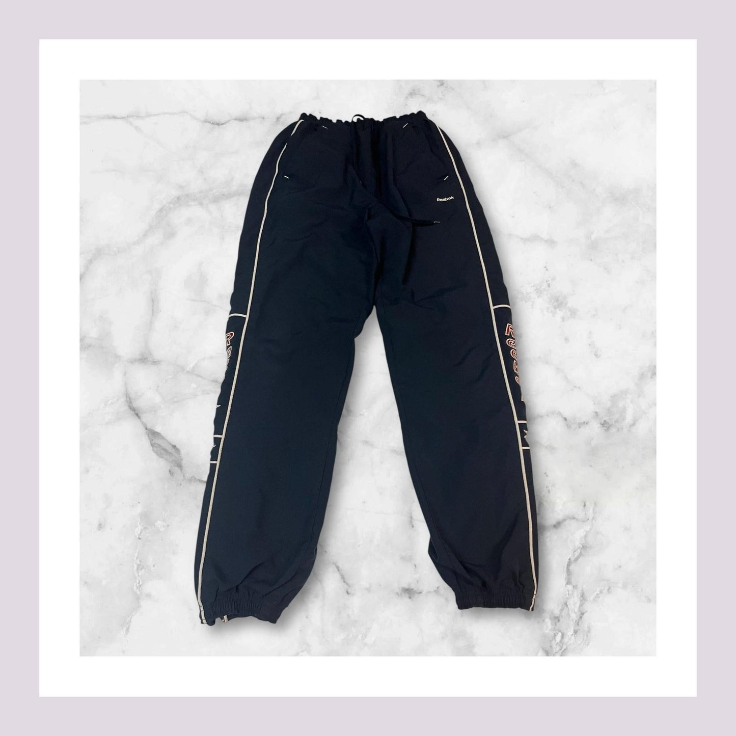 Entdecke unsere Vintage Track Pants von Nike und anderen Marken, erhältlich bei Valuxery.de - Dein Shop für trendige Vintage - Kleidung. Unsere Track Pants sind aus hochwertigen Materialien und