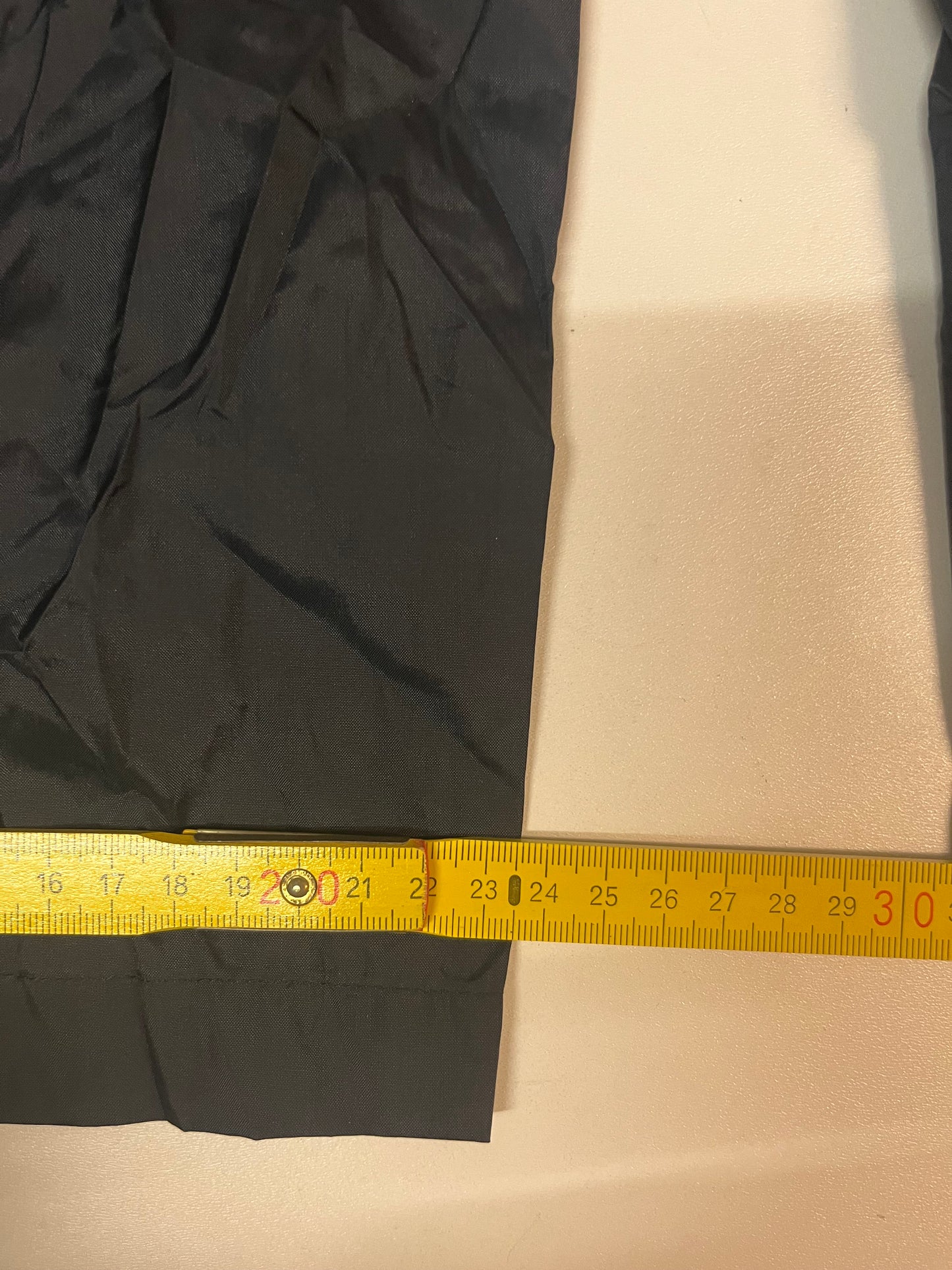 Entdecke unsere Vintage Track Pants von Nike und anderen Marken, erhältlich bei Valuxery.de - Dein Shop für trendige Vintage - Kleidung. Unsere Track Pants sind aus hochwertigen Materialien und