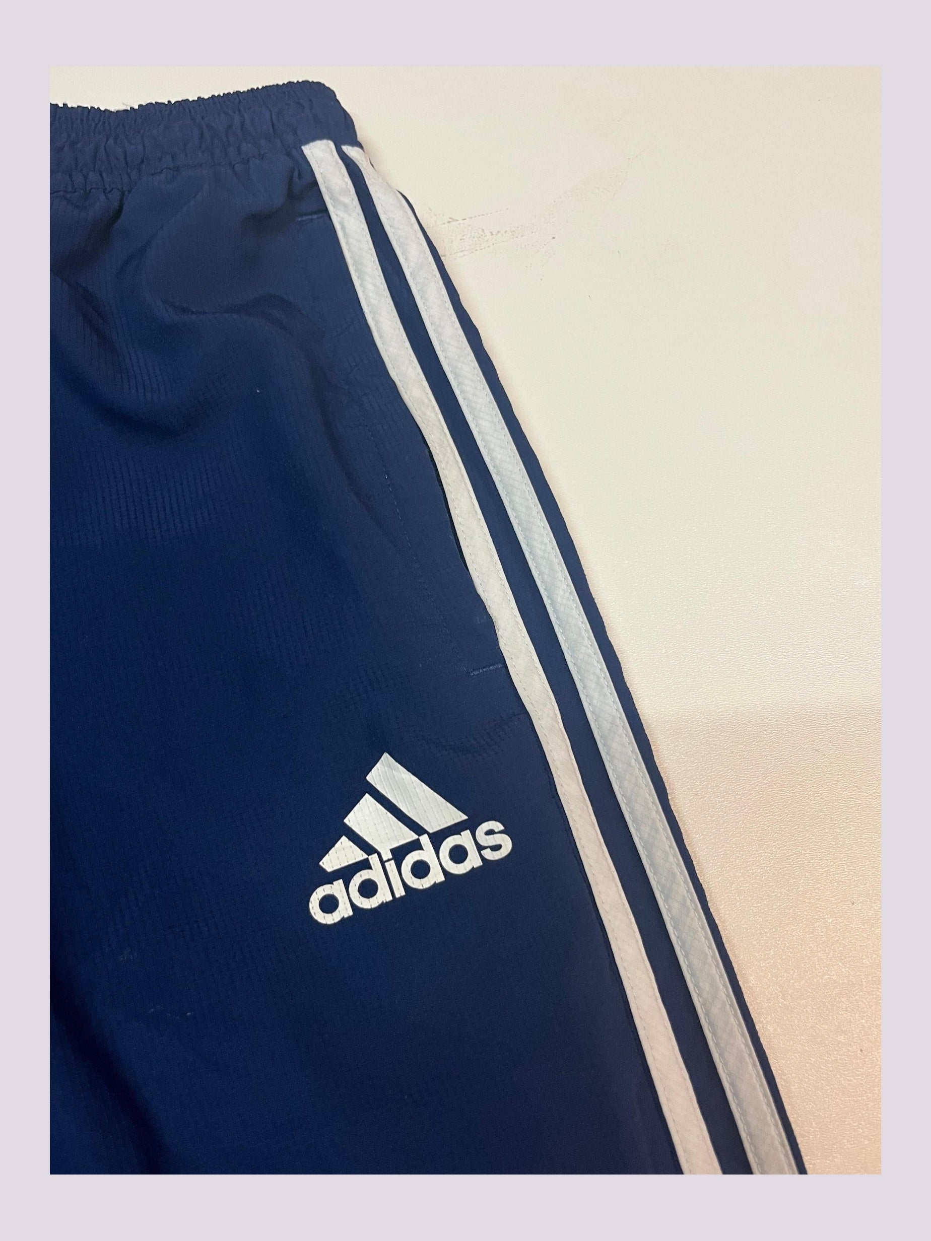 Entdecke unsere Vintage Track Pants von Nike und anderen Marken, erhältlich bei Valuxery.de - Dein Shop für trendige Vintage - Kleidung. Unsere Track Pants sind aus hochwertigen Materialien und