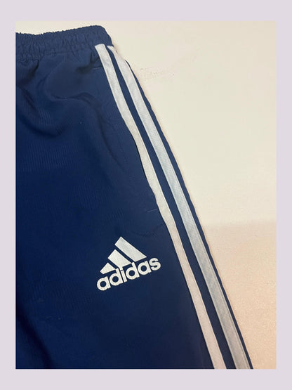 Entdecke unsere Vintage Track Pants von Nike und anderen Marken, erhältlich bei Valuxery.de - Dein Shop für trendige Vintage - Kleidung. Unsere Track Pants sind aus hochwertigen Materialien und