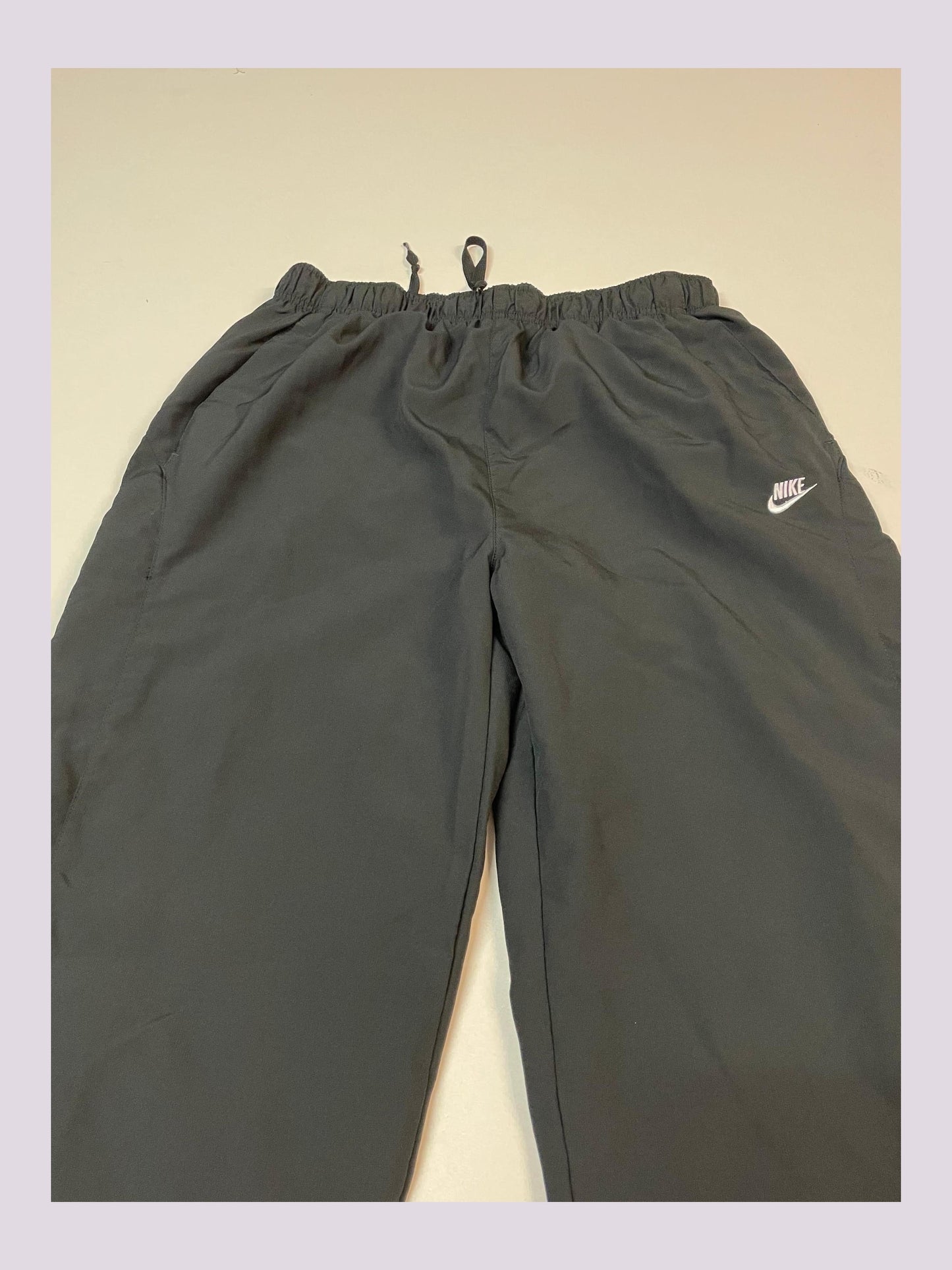 Entdecke unsere Vintage Track Pants von Nike und anderen Marken, erhältlich bei Valuxery.de - Dein Shop für trendige Vintage - Kleidung. Unsere Track Pants sind aus hochwertigen Materialien und