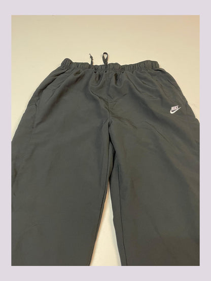 Entdecke unsere Vintage Track Pants von Nike und anderen Marken, erhältlich bei Valuxery.de - Dein Shop für trendige Vintage - Kleidung. Unsere Track Pants sind aus hochwertigen Materialien und