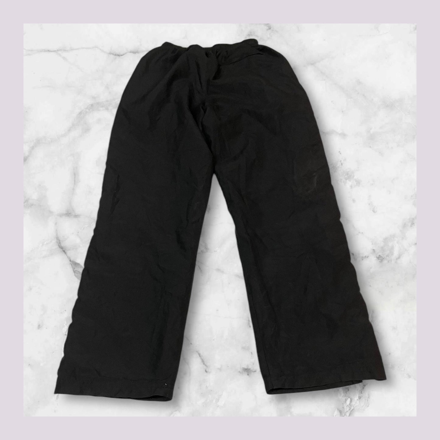 Entdecke unsere Vintage Track Pants von Nike und anderen Marken, erhältlich bei Valuxery.de - Dein Shop für trendige Vintage - Kleidung. Unsere Track Pants sind aus hochwertigen Materialien und