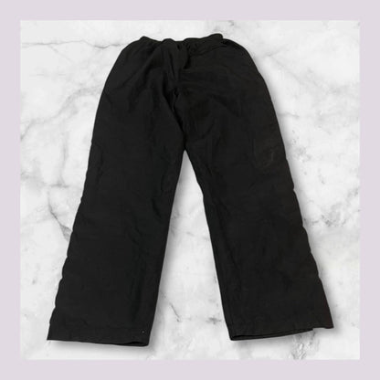 Entdecke unsere Vintage Track Pants von Nike und anderen Marken, erhältlich bei Valuxery.de - Dein Shop für trendige Vintage - Kleidung. Unsere Track Pants sind aus hochwertigen Materialien und