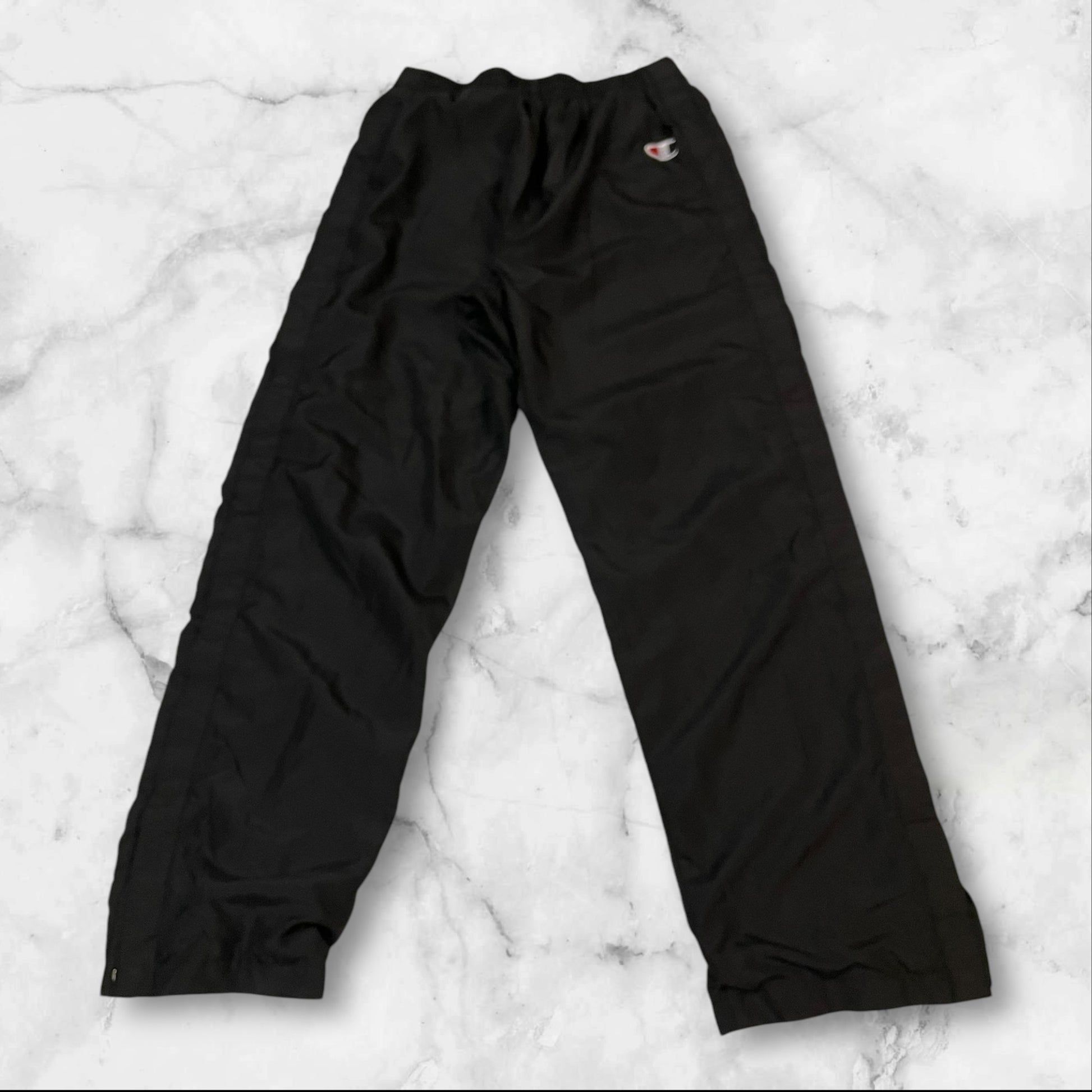 Entdecke unsere Vintage Track Pants von Nike und anderen Marken, erhältlich bei Valuxery.de - Dein Shop für trendige Vintage - Kleidung. Unsere Track Pants sind aus hochwertigen Materialien und