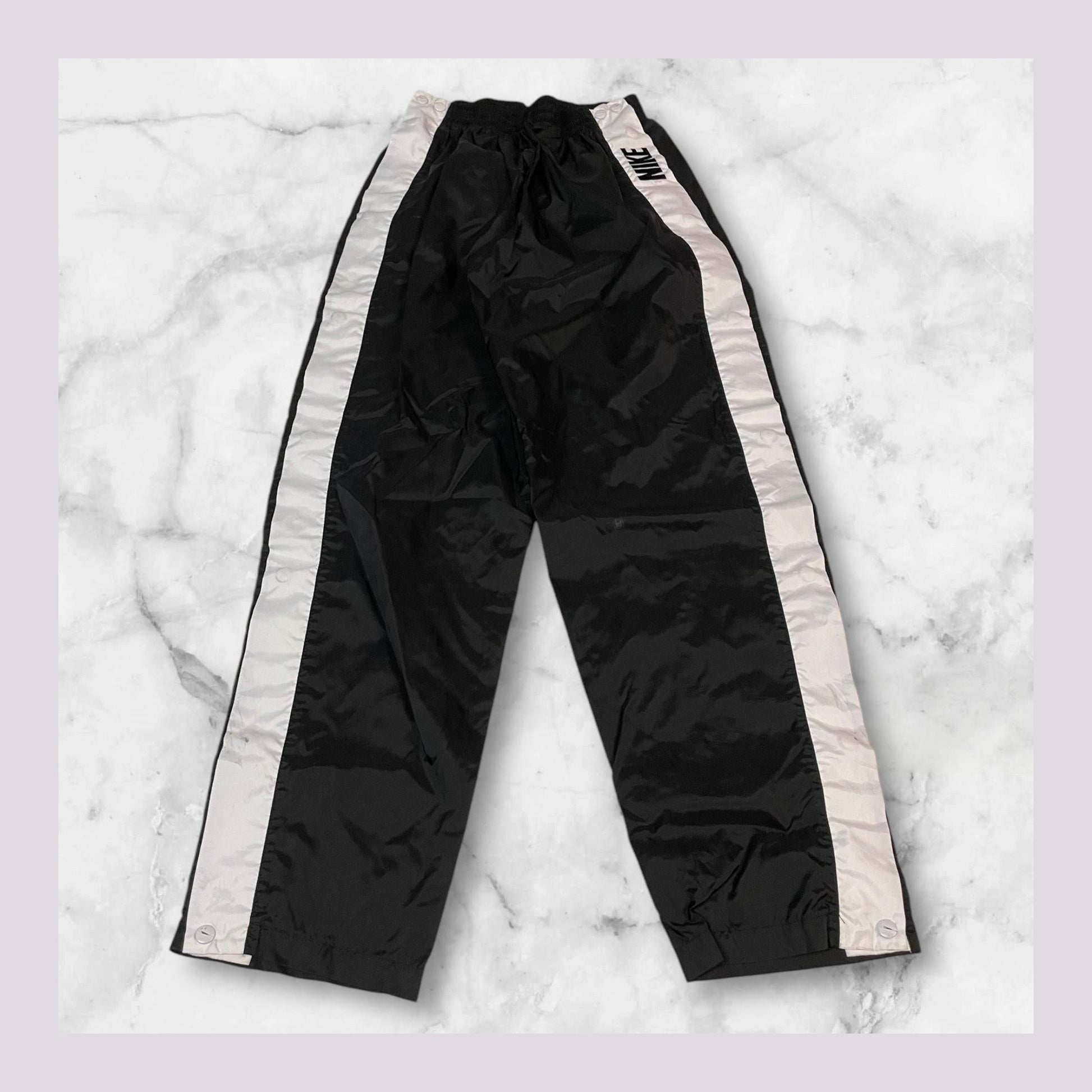 Entdecke unsere Vintage Track Pants von Nike und anderen Marken, erhältlich bei Valuxery.de - Dein Shop für trendige Vintage - Kleidung. Unsere Track Pants sind aus hochwertigen Materialien und