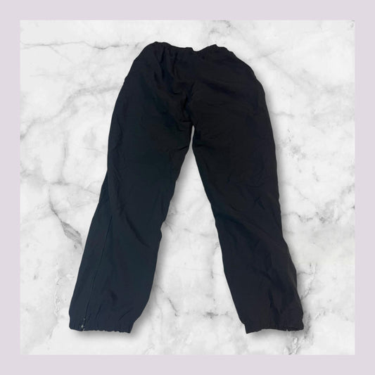 Entdecke unsere Vintage Track Pants von Nike und anderen Marken, erhältlich bei Valuxery.de - Dein Shop für trendige Vintage - Kleidung. Unsere Track Pants sind aus hochwertigen Materialien und