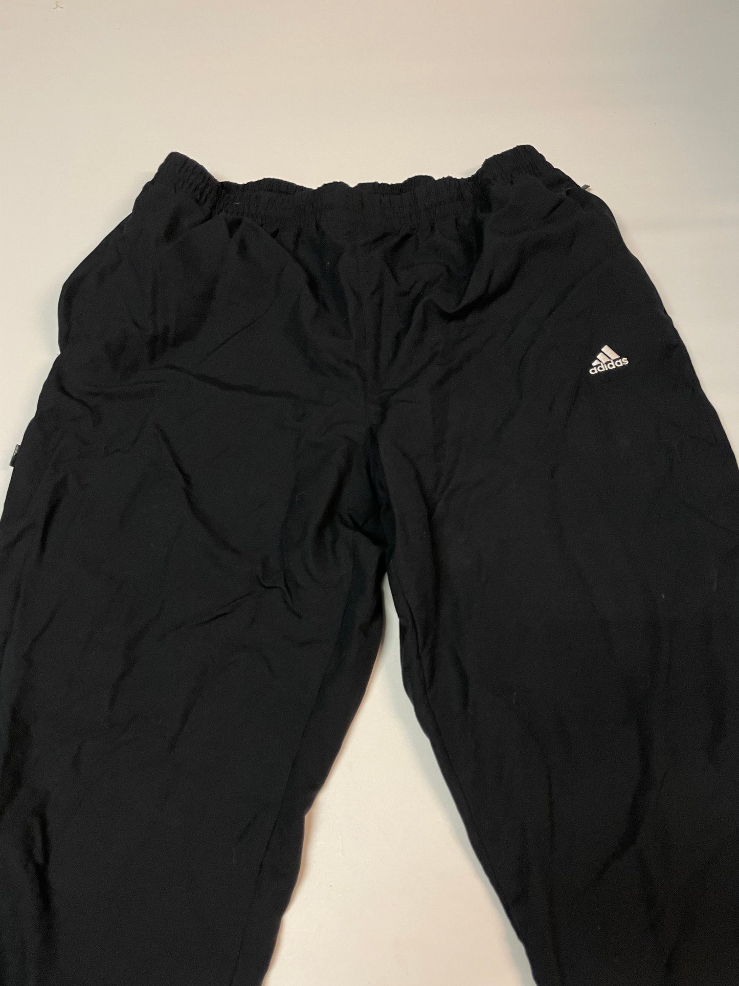 Entdecke unsere Vintage Track Pants von Nike und anderen Marken, erhältlich bei Valuxery.de - Dein Shop für trendige Vintage - Kleidung. Unsere Track Pants sind aus hochwertigen Materialien und