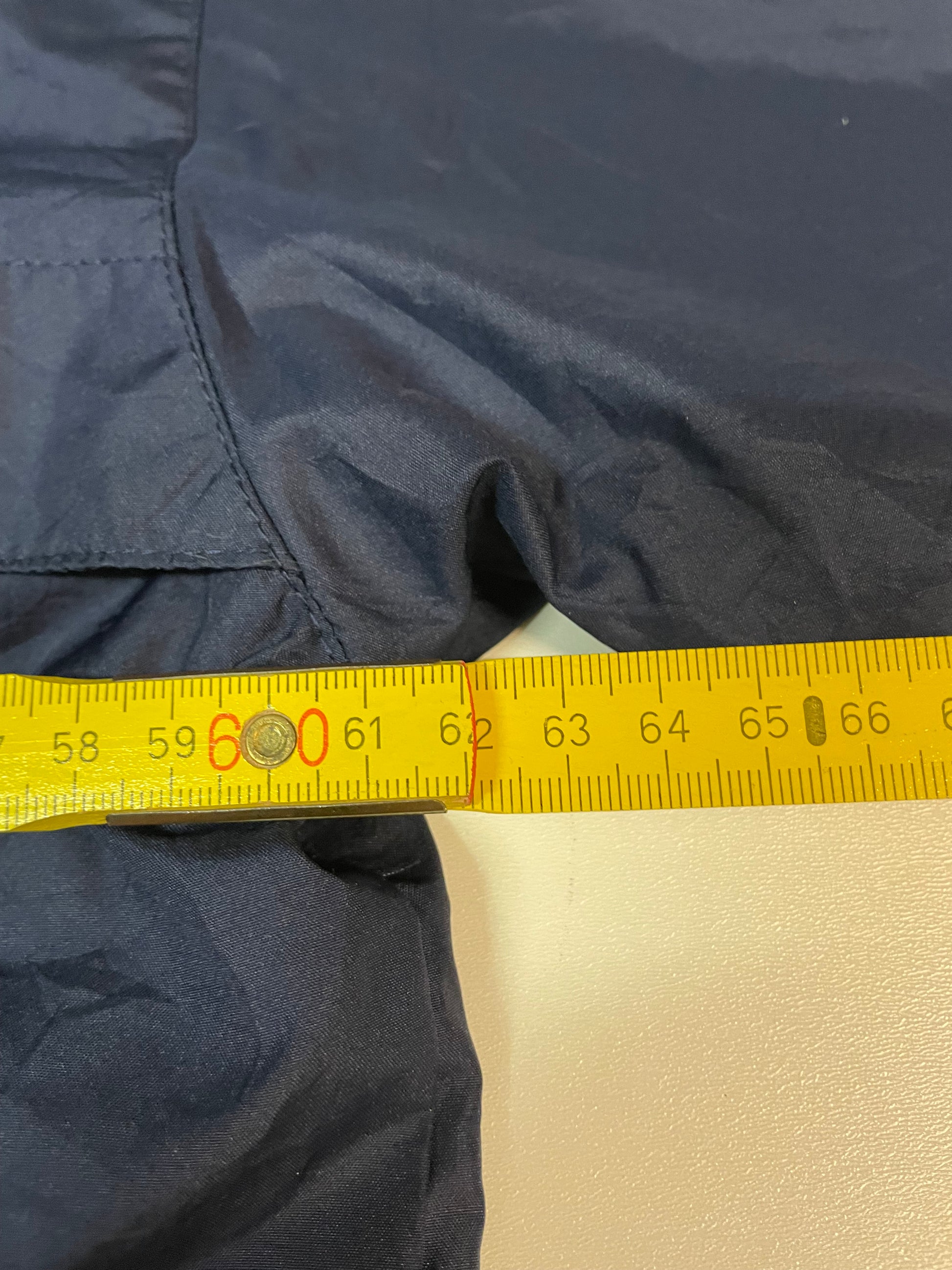 Entdecke unsere Vintage Track Pants von Nike und anderen Marken, erhältlich bei Valuxery.de - Dein Shop für trendige Vintage - Kleidung. Unsere Track Pants sind aus hochwertigen Materialien und