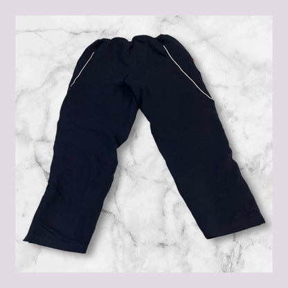 Entdecke unsere Vintage Track Pants von Nike und anderen Marken, erhältlich bei Valuxery.de - Dein Shop für trendige Vintage - Kleidung. Unsere Track Pants sind aus hochwertigen Materialien und