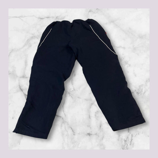 Entdecke unsere Vintage Track Pants von Nike und anderen Marken, erhältlich bei Valuxery.de - Dein Shop für trendige Vintage - Kleidung. Unsere Track Pants sind aus hochwertigen Materialien und