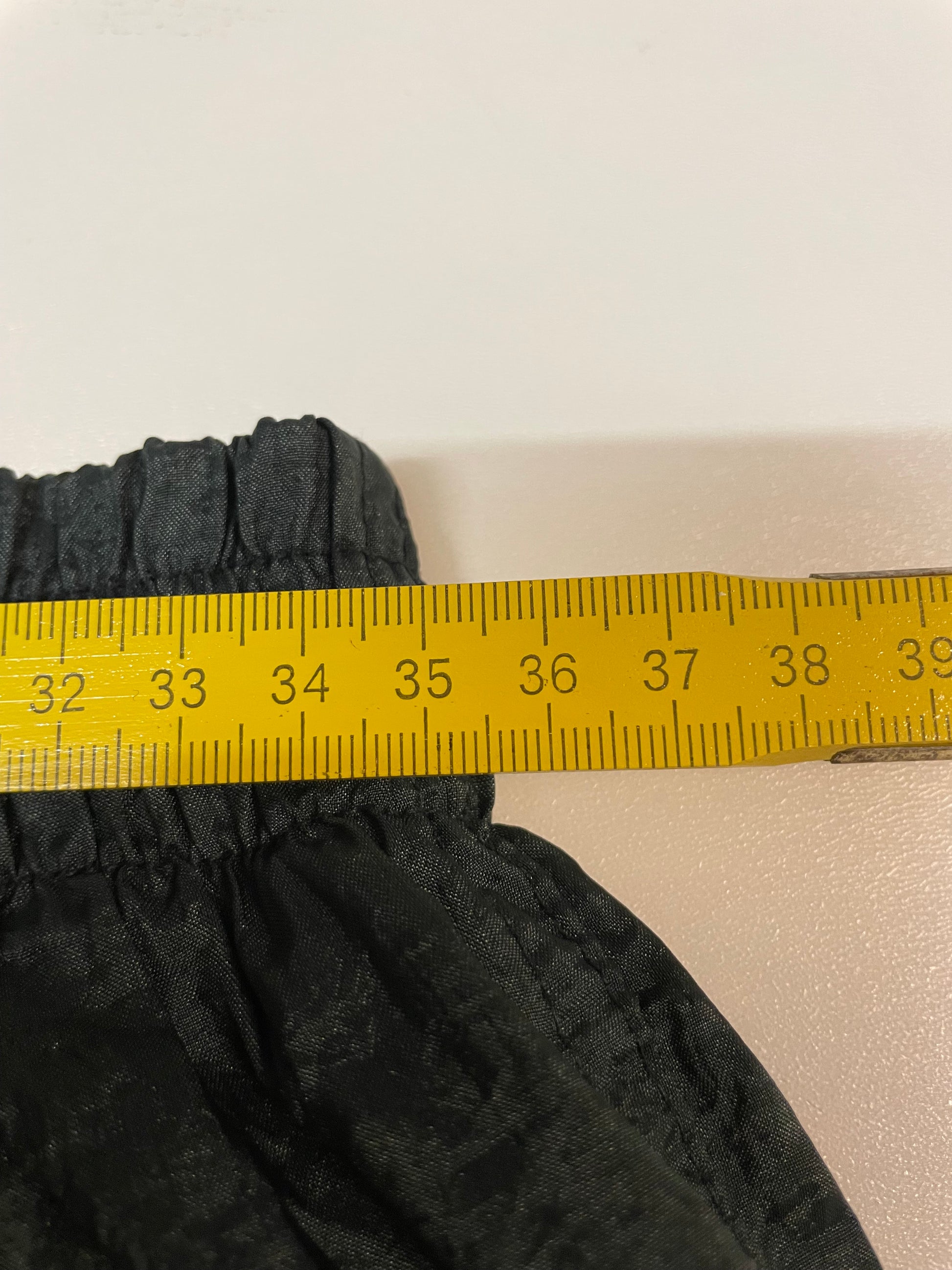 Entdecke unsere Vintage Track Pants von Nike und anderen Marken, erhältlich bei Valuxery.de - Dein Shop für trendige Vintage - Kleidung. Unsere Track Pants sind aus hochwertigen Materialien und