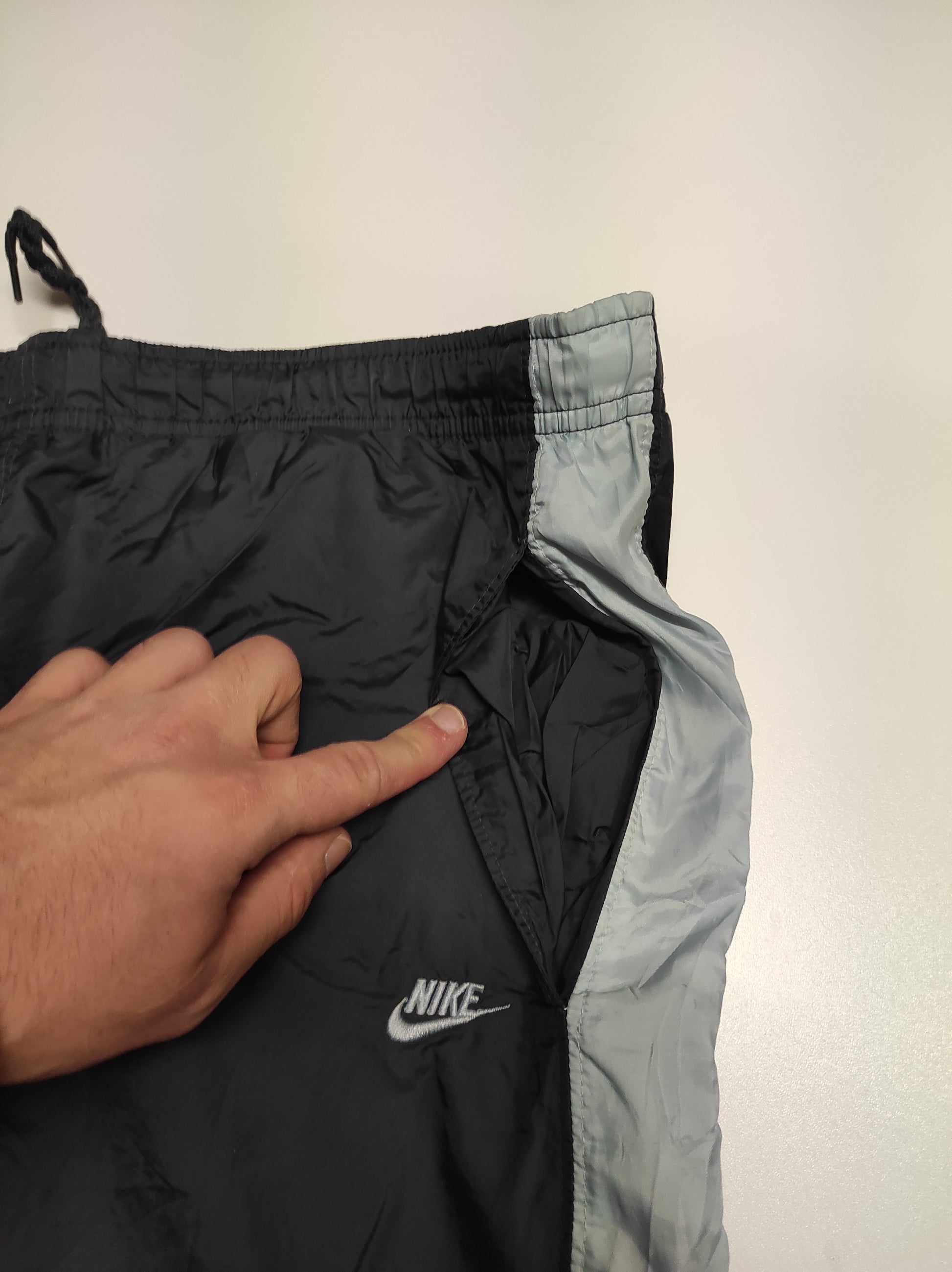 Entdecke unsere Vintage Track Pants von Nike und anderen Marken, erhältlich bei Valuxery.de - Dein Shop für trendige Vintage - Kleidung. Unsere Track Pants sind aus hochwertigen Materialien und