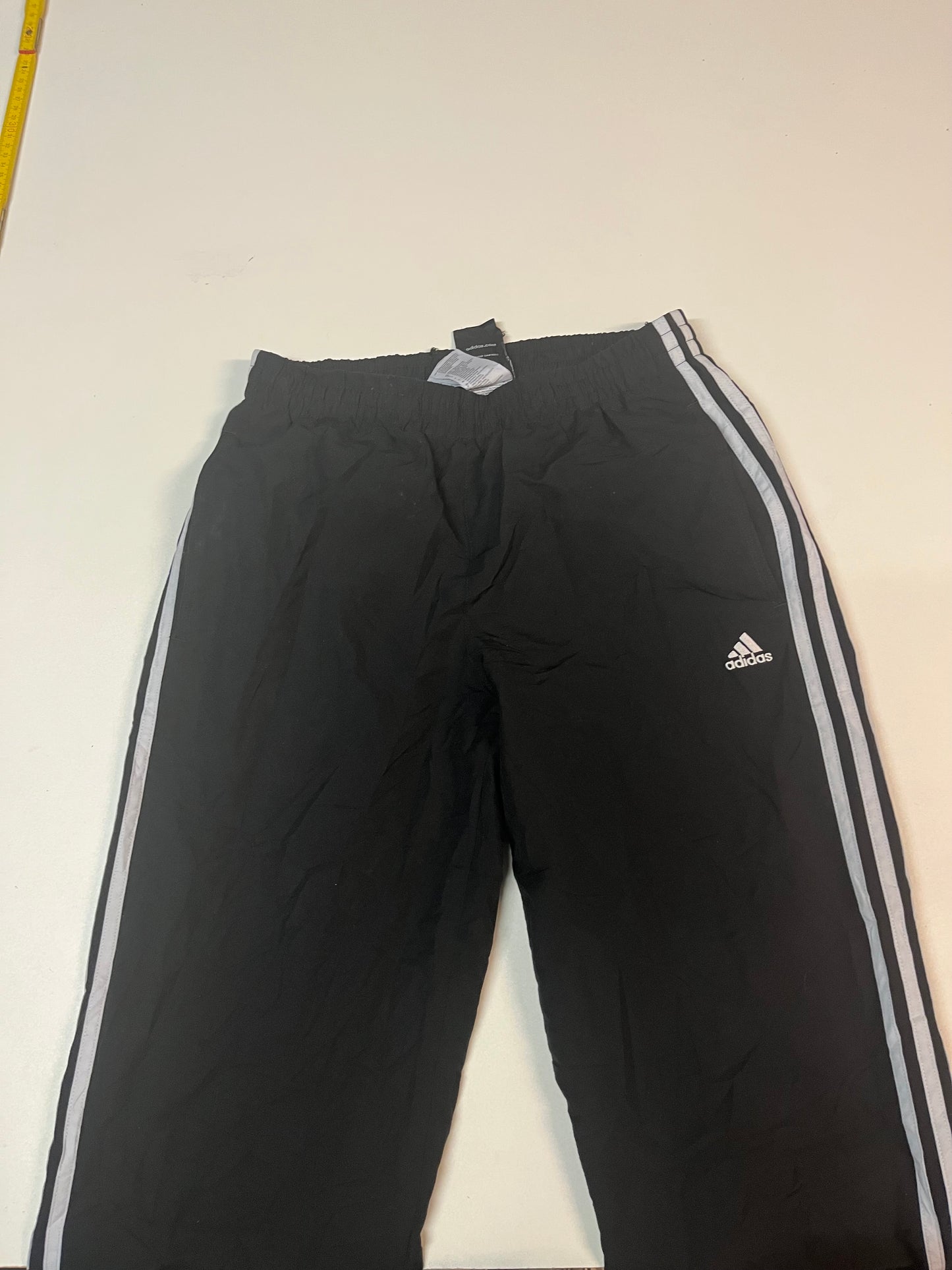 Entdecke unsere Vintage Track Pants von Nike und anderen Marken, erhältlich bei Valuxery.de - Dein Shop für trendige Vintage - Kleidung. Unsere Track Pants sind aus hochwertigen Materialien und