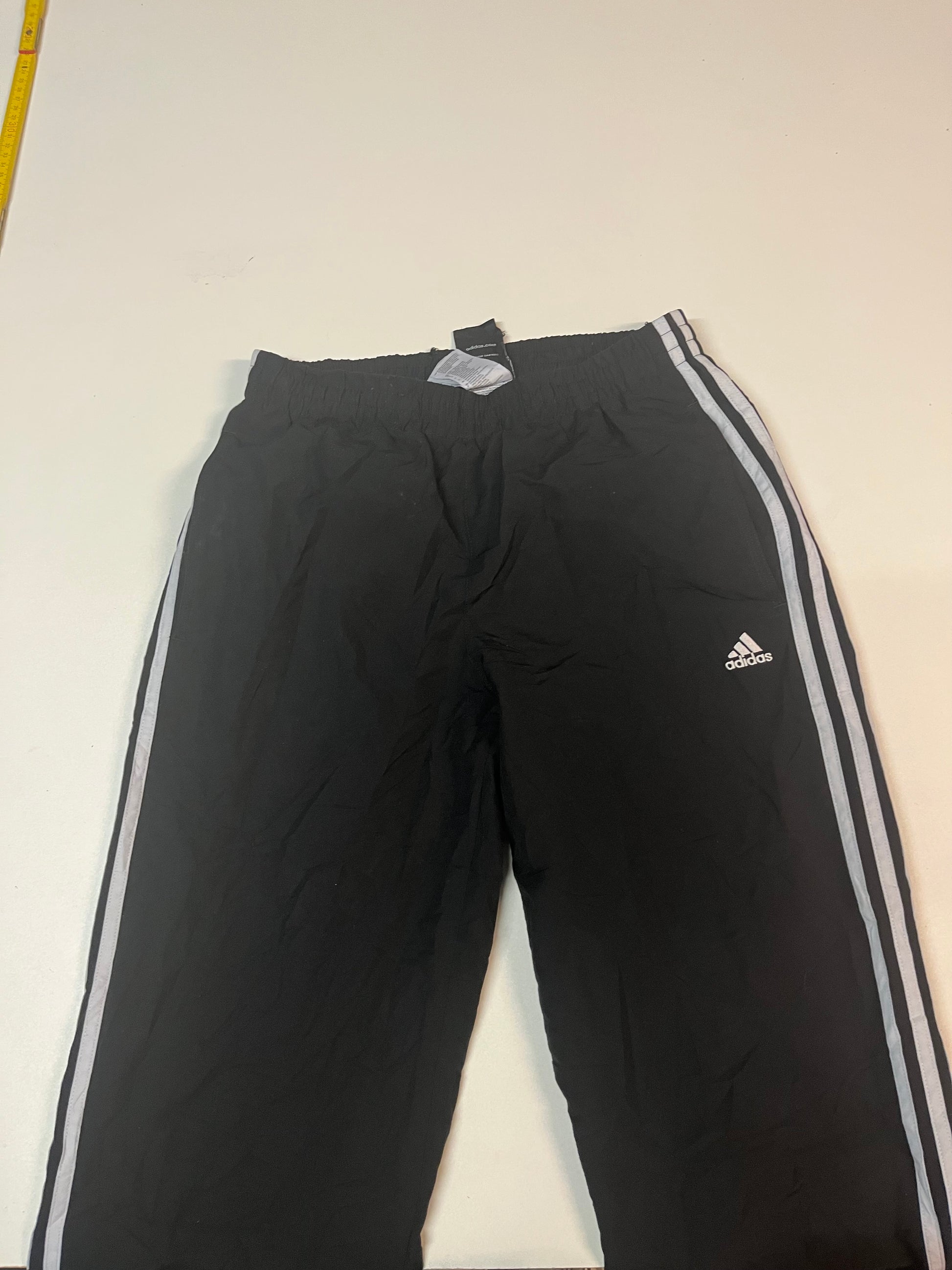 Entdecke unsere Vintage Track Pants von Nike und anderen Marken, erhältlich bei Valuxery.de - Dein Shop für trendige Vintage - Kleidung. Unsere Track Pants sind aus hochwertigen Materialien und