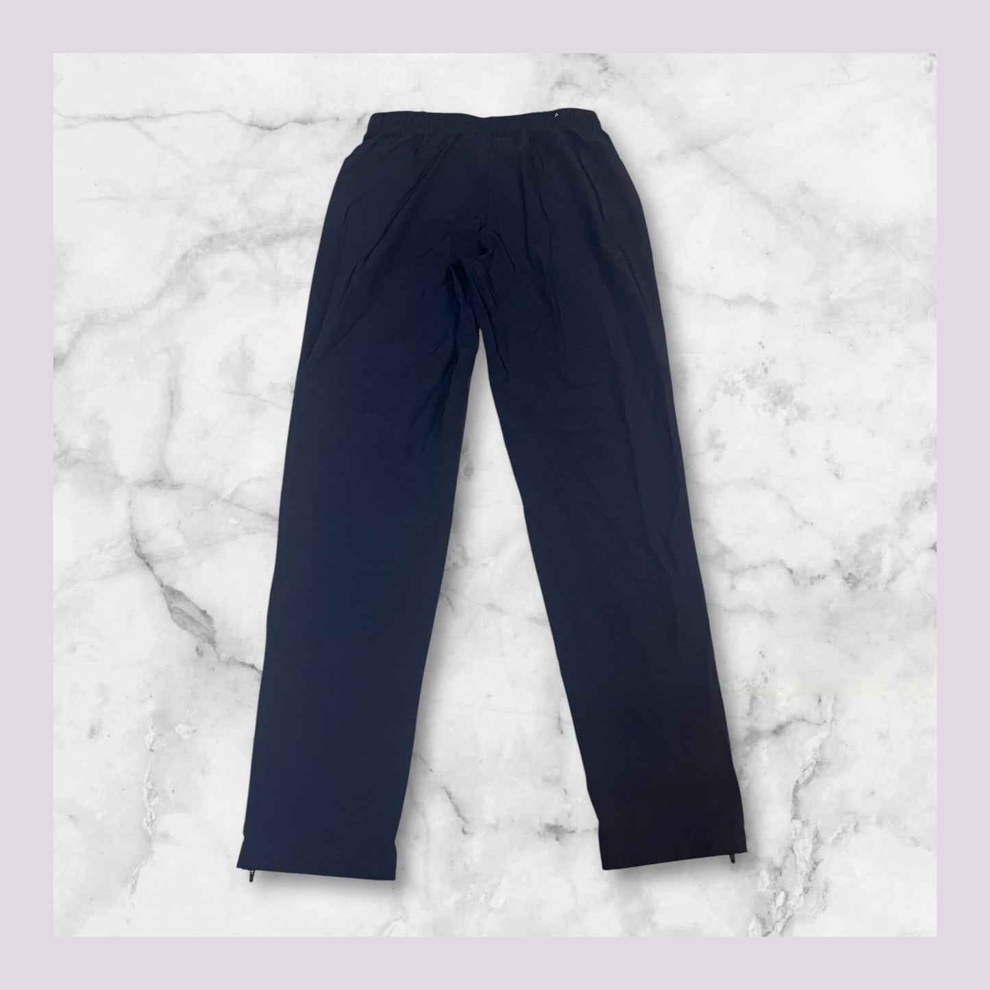 Entdecke unsere Vintage Track Pants von Nike und anderen Marken, erhältlich bei Valuxery.de - Dein Shop für trendige Vintage - Kleidung. Unsere Track Pants sind aus hochwertigen Materialien und