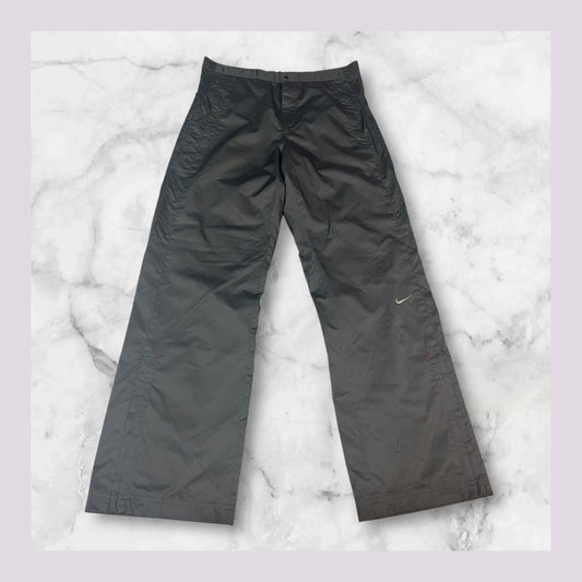 Entdecke unsere Vintage Track Pants von Nike und anderen Marken, erhältlich bei Valuxery.de - Dein Shop für trendige Vintage - Kleidung. Unsere Track Pants sind aus hochwertigen Materialien und