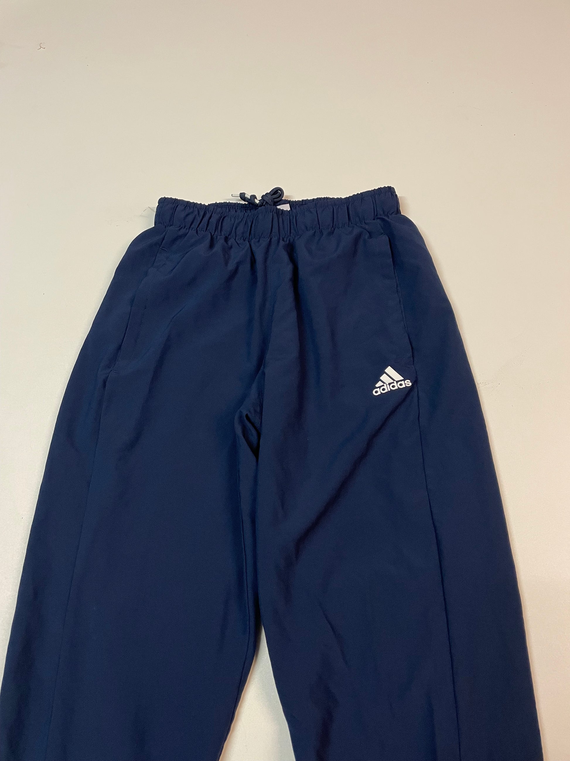 Entdecke unsere Vintage Track Pants von Nike und anderen Marken, erhältlich bei Valuxery.de - Dein Shop für trendige Vintage - Kleidung. Unsere Track Pants sind aus hochwertigen Materialien und
