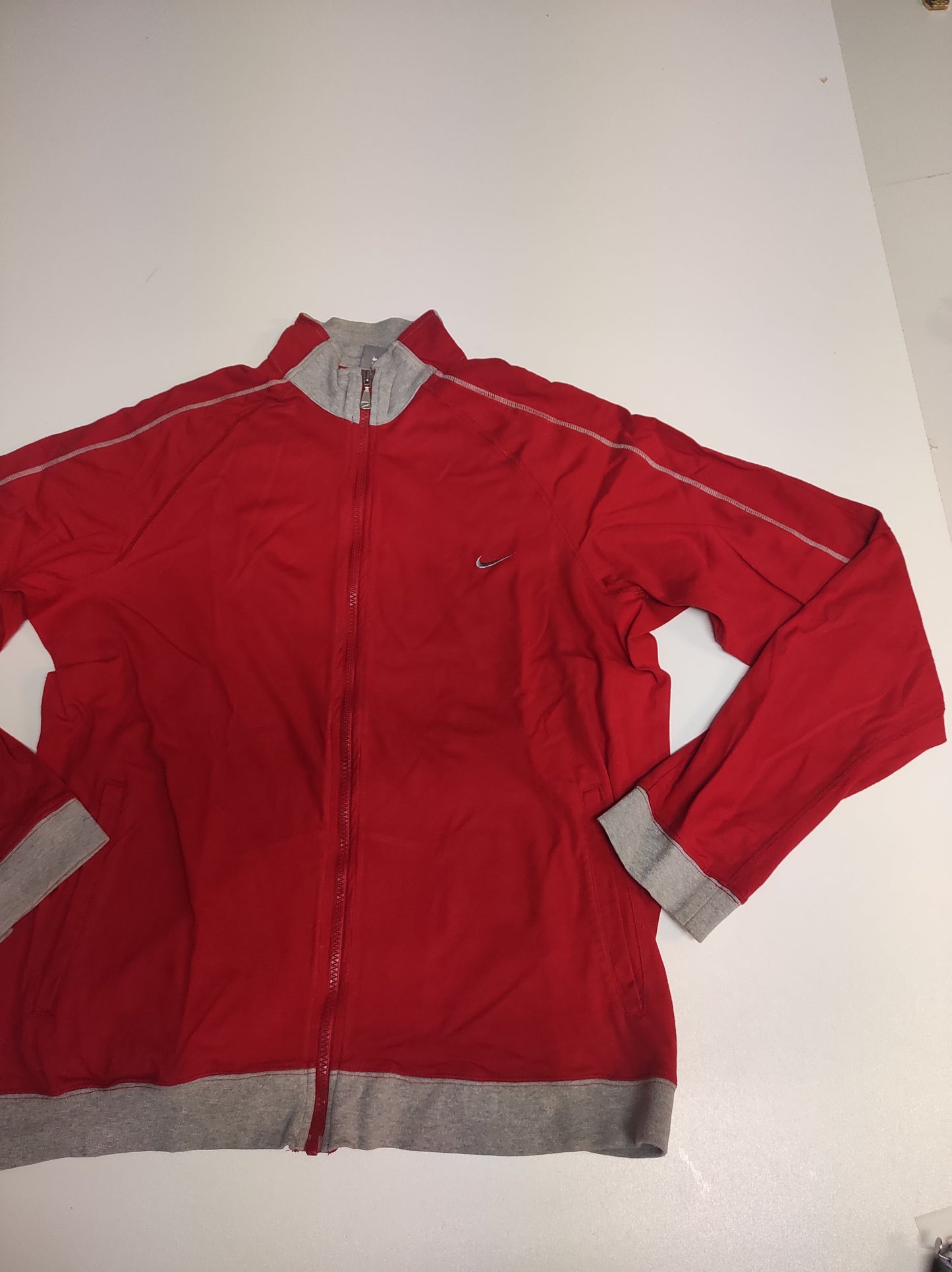 Entdecke unsere Vintage Track Pants von Nike und anderen Marken, erhältlich bei Valuxery.de - Dein Shop für trendige Vintage - Kleidung. Unsere Track Pants sind aus hochwertigen Materialien und