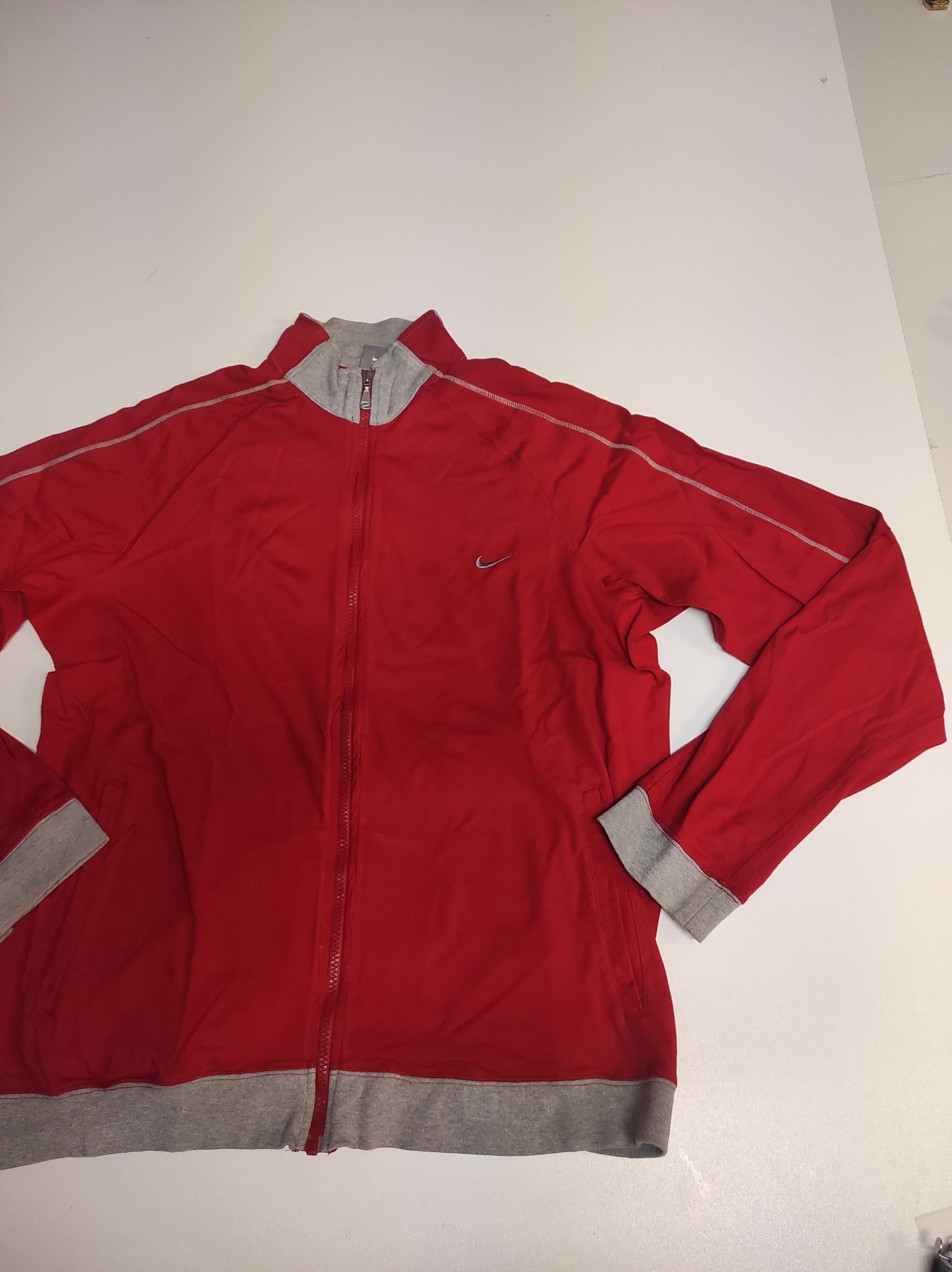 Entdecke unsere Vintage Track Pants von Nike und anderen Marken, erhältlich bei Valuxery.de - Dein Shop für trendige Vintage - Kleidung. Unsere Track Pants sind aus hochwertigen Materialien und