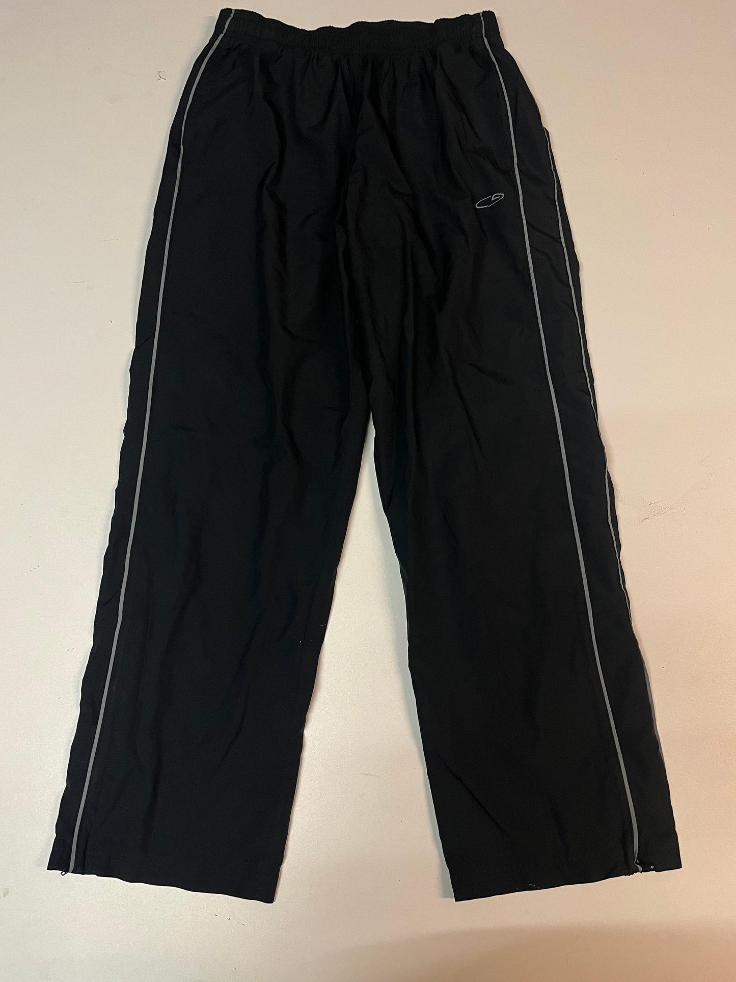 Entdecke unsere Vintage Track Pants von Nike und anderen Marken, erhältlich bei Valuxery.de - Dein Shop für trendige Vintage - Kleidung. Unsere Track Pants sind aus hochwertigen Materialien und